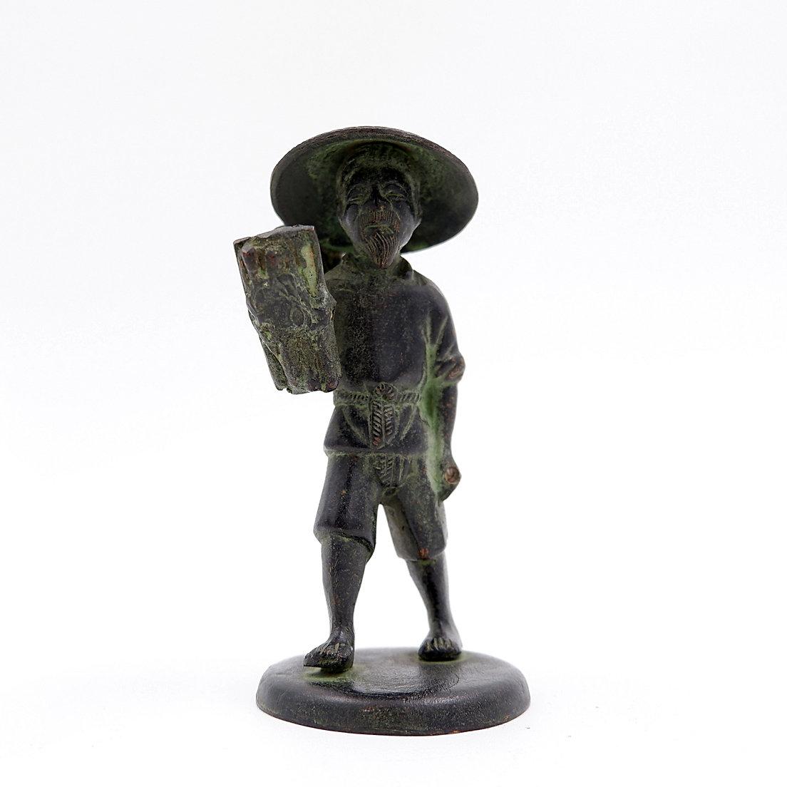 Figurilla de bronce de granjero asiático - 19 en venta 4