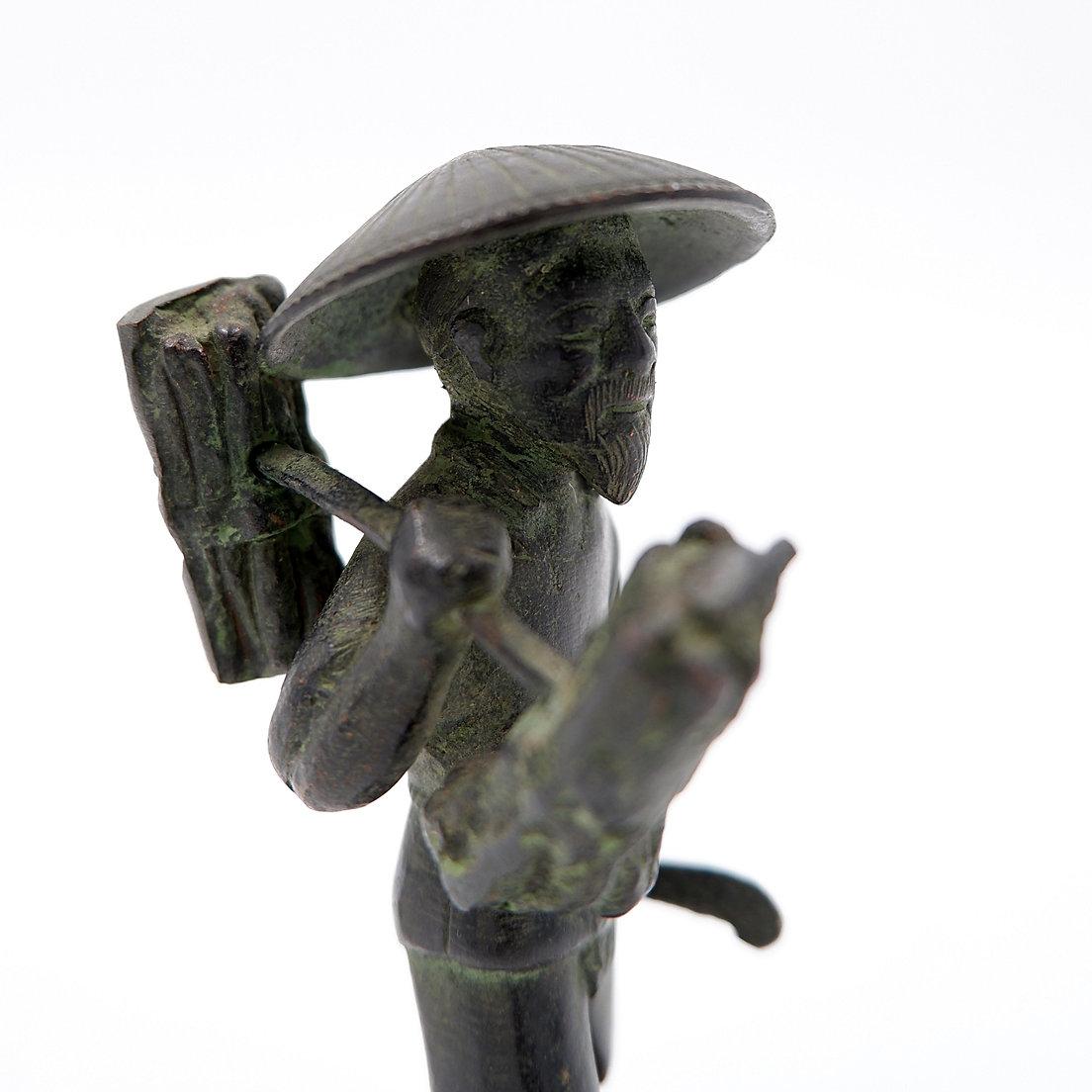 Figurilla de bronce de granjero asiático - 19
Arte Asiático - Decoración Antigua - Escultura
Medidas : base Ø 5,5cm H:11,5cm 
Desgaste propio de la edad y el uso.