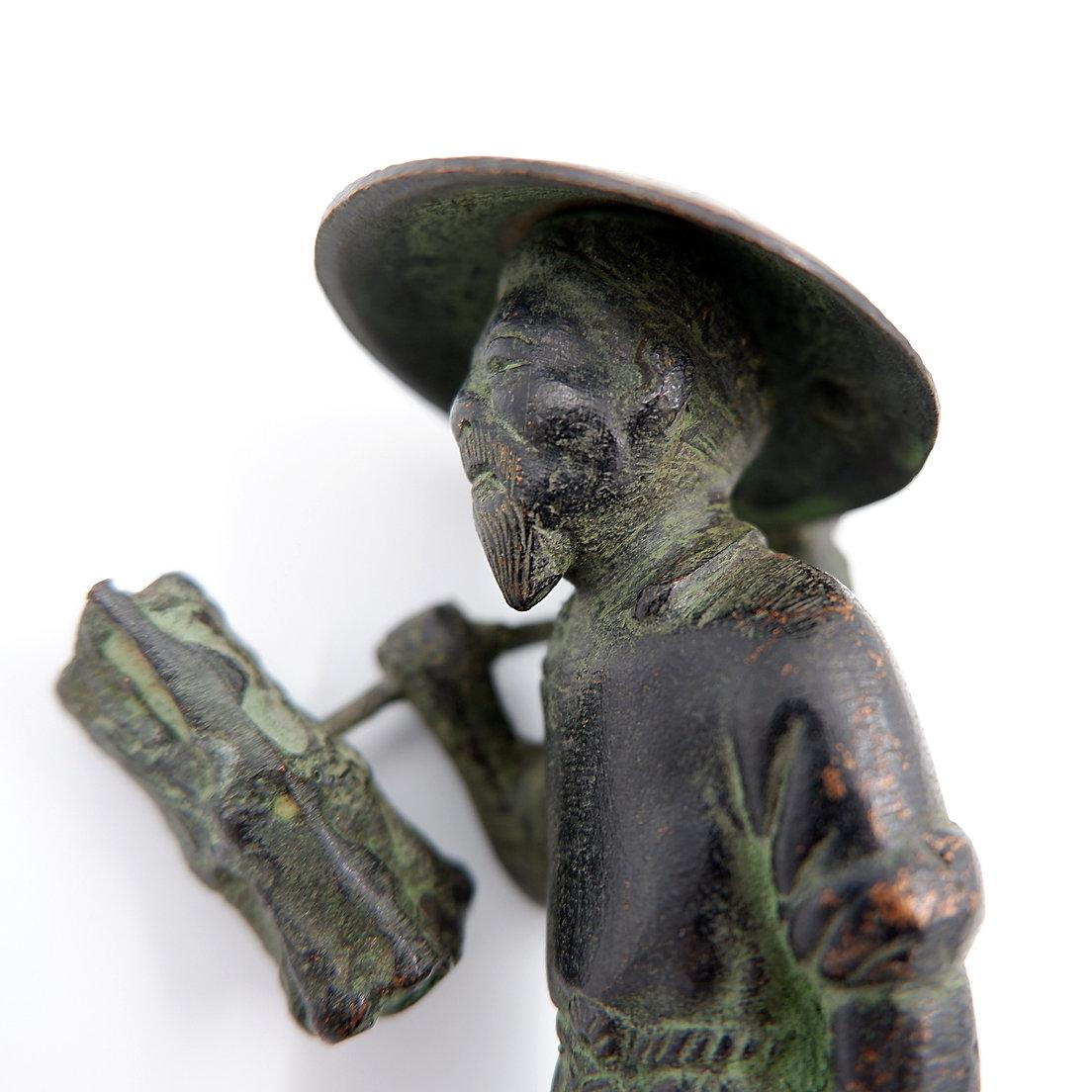 Figurilla de bronce de granjero asiático - 19 Arte popular en venta