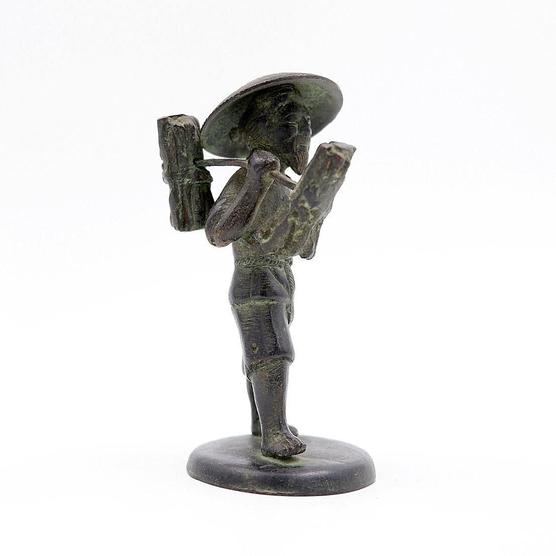 Figurilla de bronce de granjero asiático - 19 siglo XIX en venta