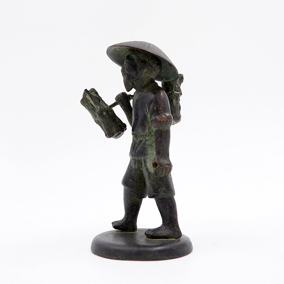Figurilla de bronce de granjero asiático - 19 en venta 2