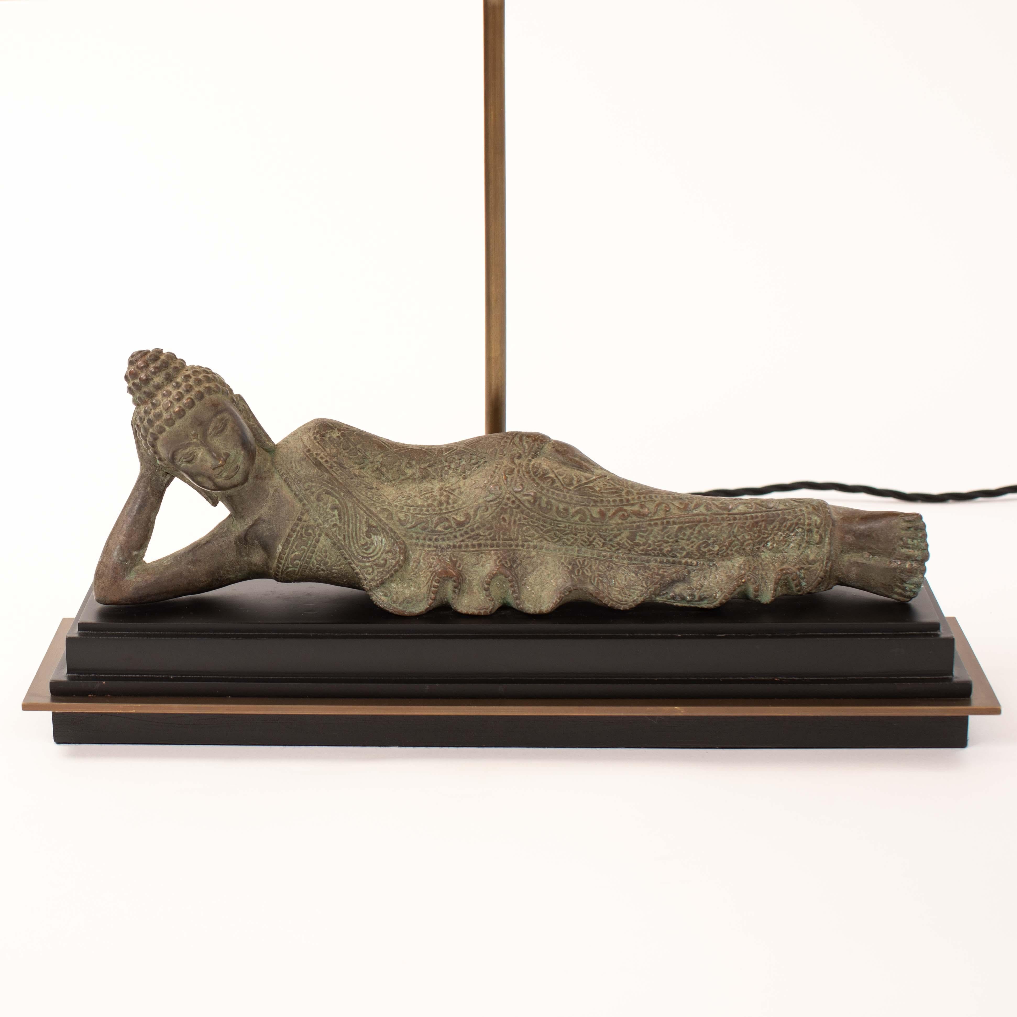 Asian Figural Bronze Table Lamp of a Lying Buddha with Green Shade Myanmar 1920s en venta 4