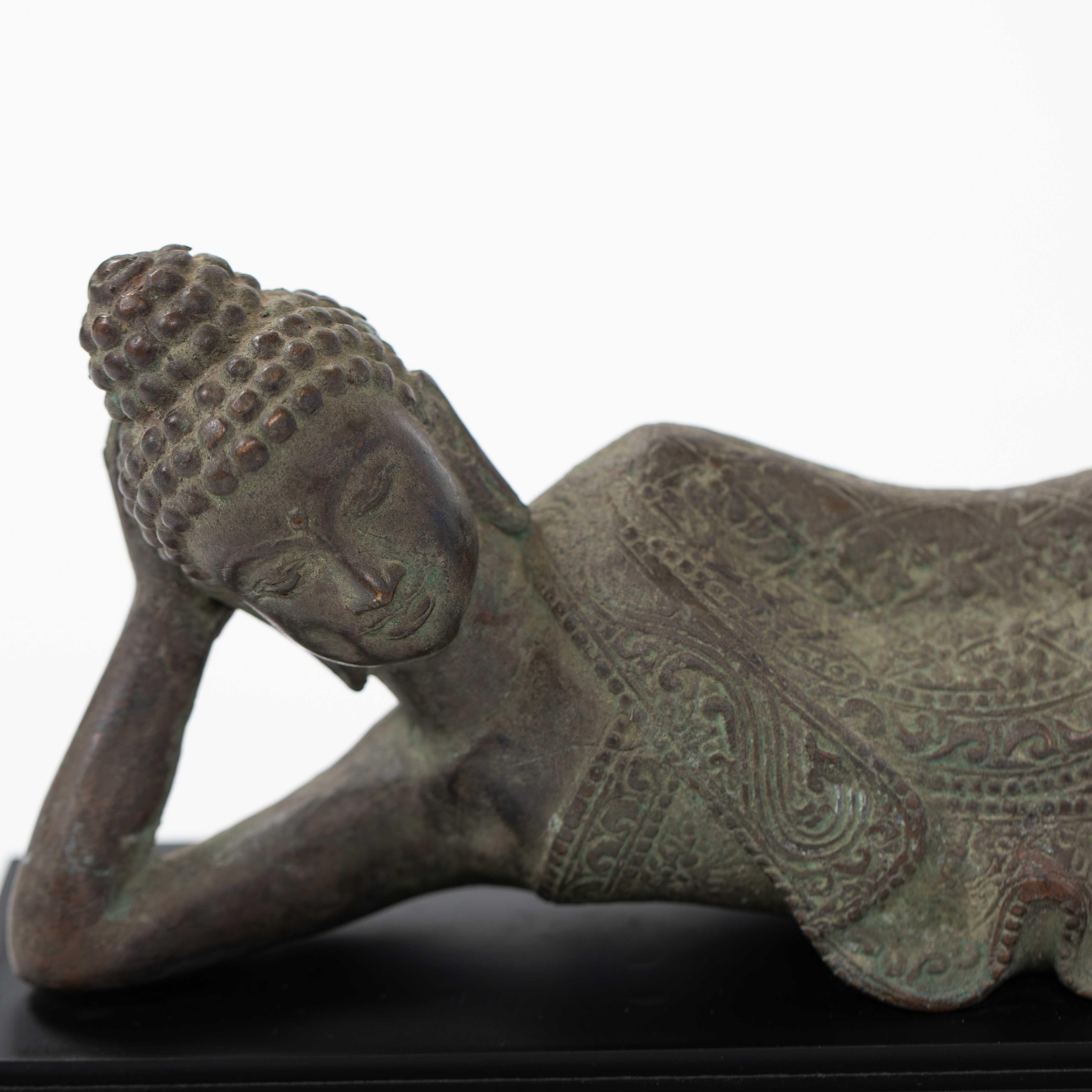 Asian Figural Bronze Table Lamp of a Lying Buddha with Green Shade Myanmar 1920s en venta 5