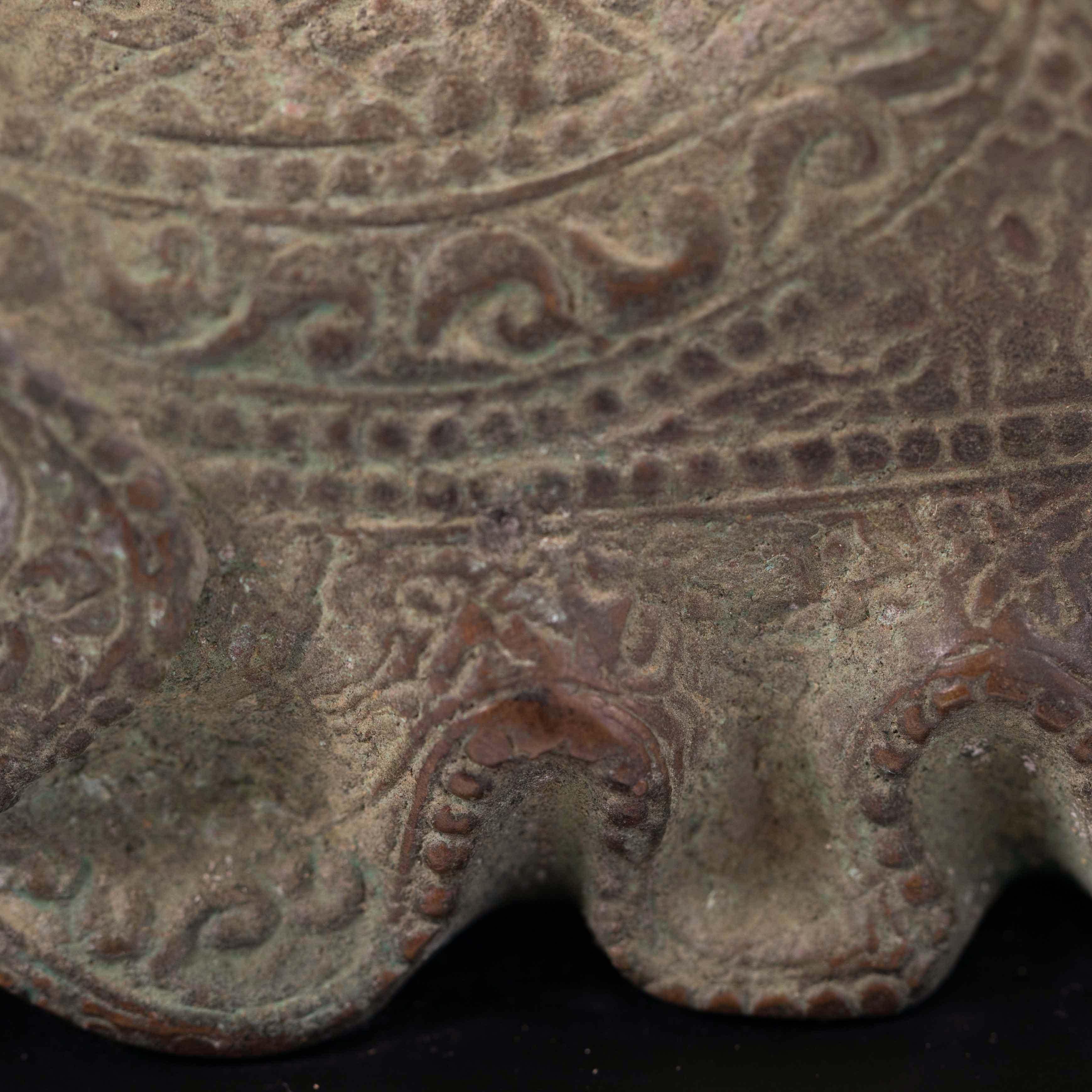 Asian Figural Bronze Table Lamp of a Lying Buddha with Green Shade Myanmar 1920s en venta 6