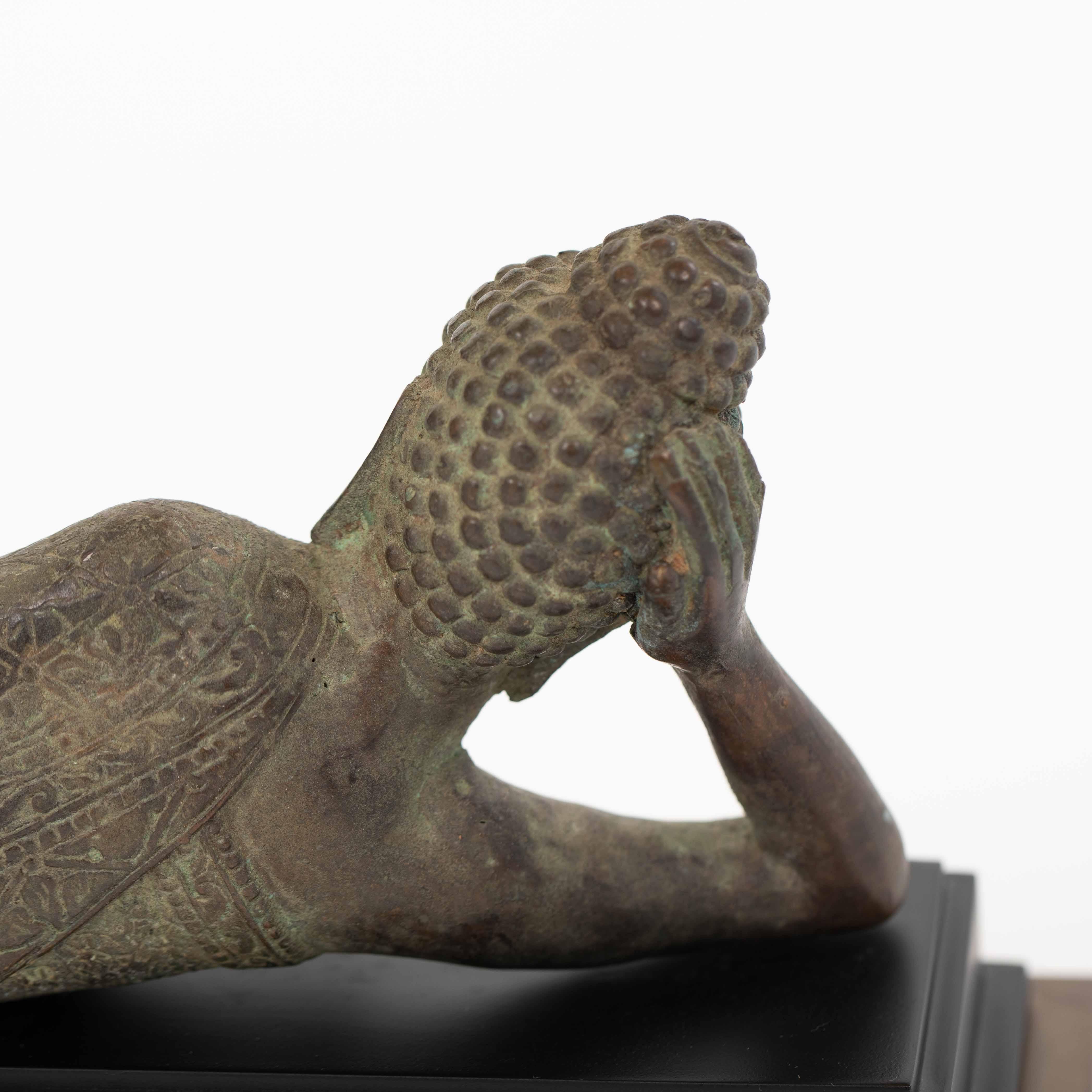 Asian Figural Bronze Table Lamp of a Lying Buddha with Green Shade Myanmar 1920s en venta 7