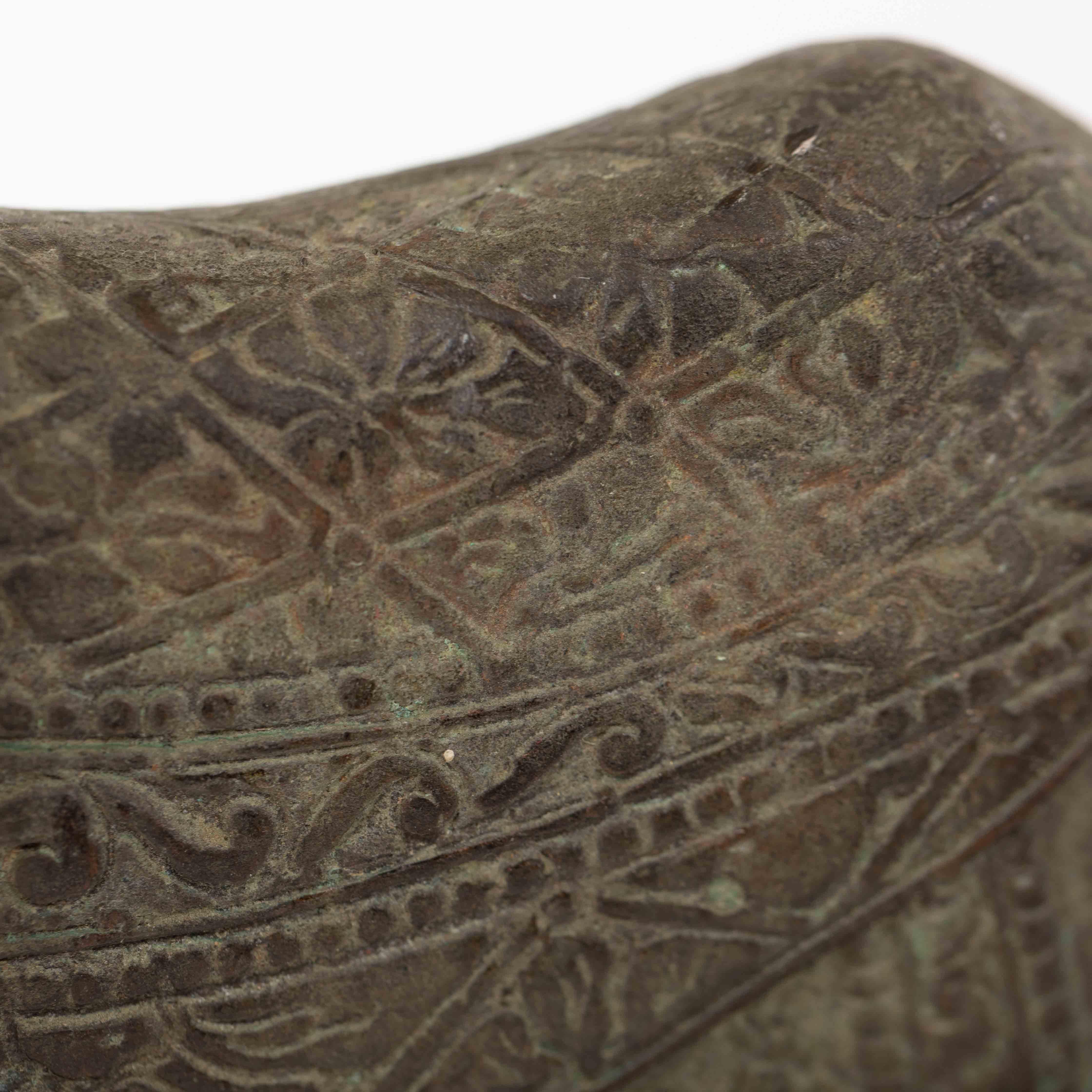 Asian Figural Bronze Table Lamp of a Lying Buddha with Green Shade Myanmar 1920s en venta 8
