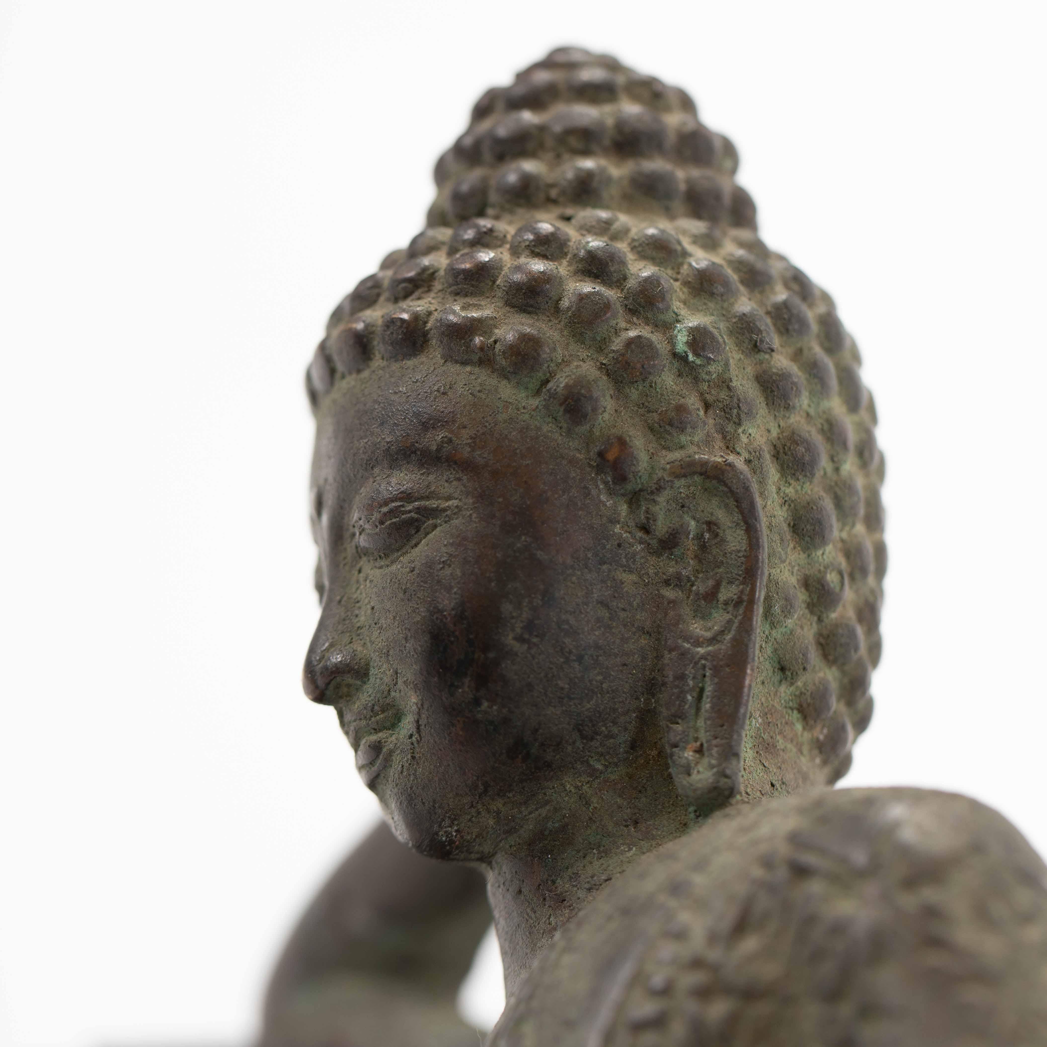 Asian Figural Bronze Table Lamp of a Lying Buddha with Green Shade Myanmar 1920s en venta 10