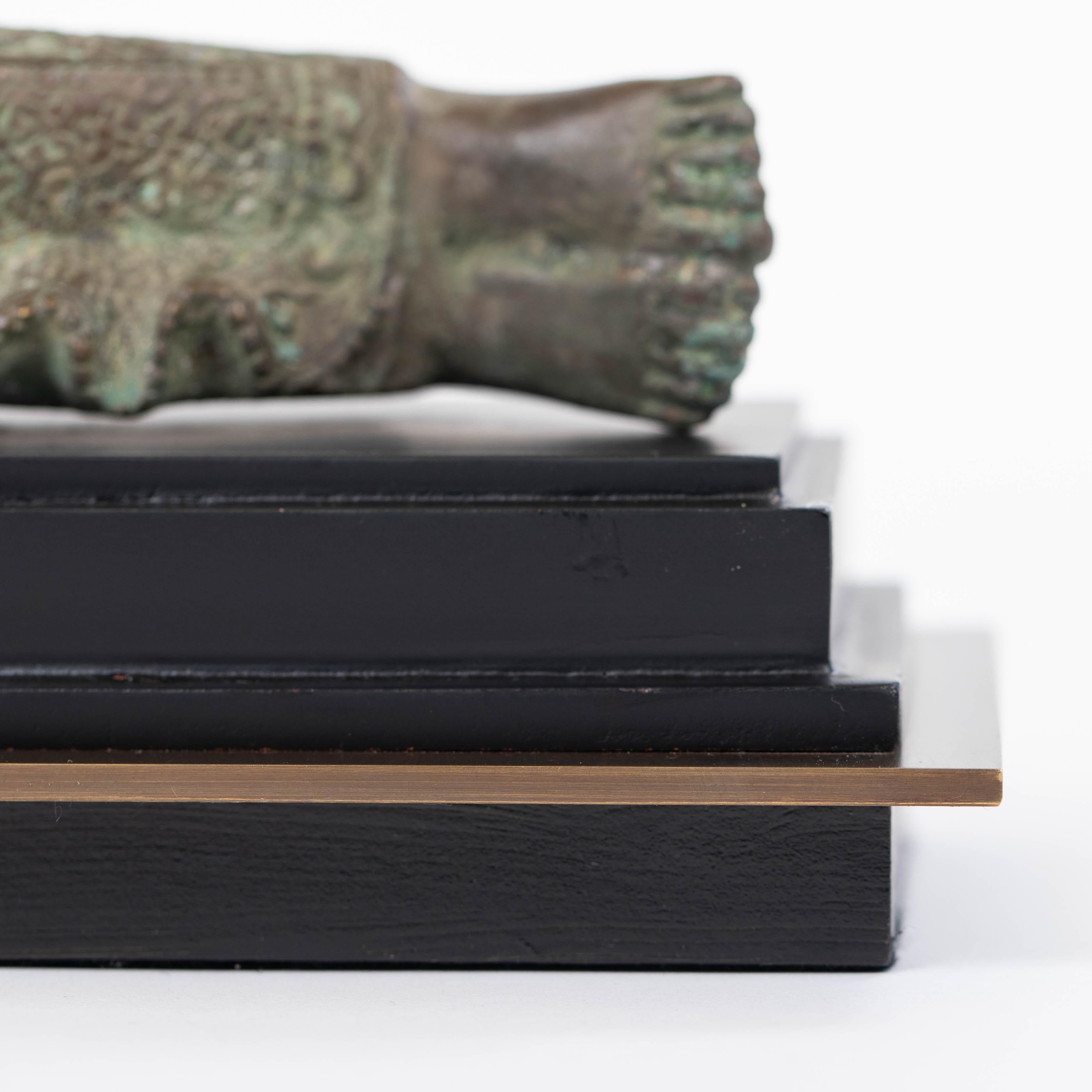 Asian Figural Bronze Table Lamp of a Lying Buddha with Green Shade Myanmar 1920s en venta 11