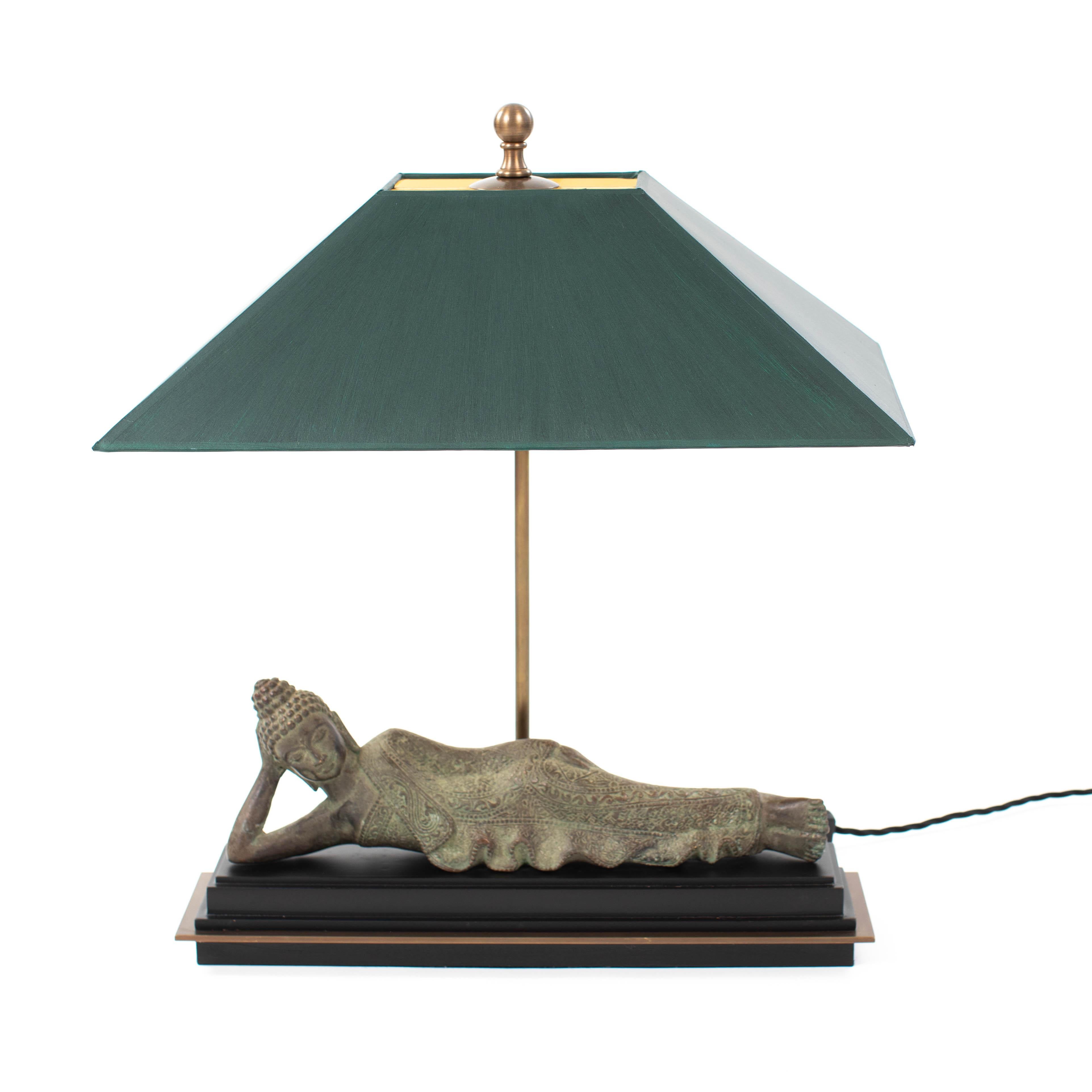 Asian Figural Bronze Table Lamp of a Lying Buddha with Green Shade Myanmar 1920s Otro en venta