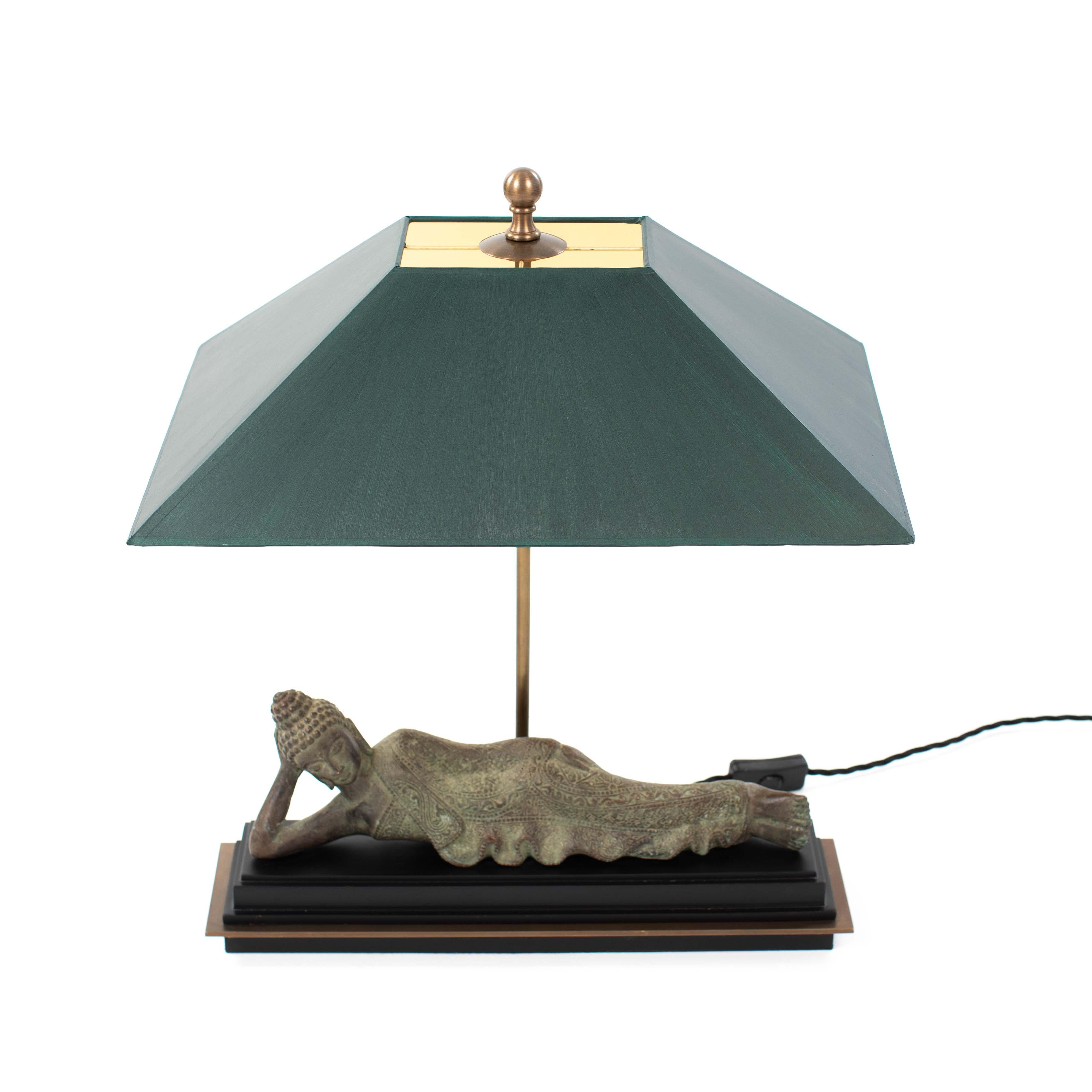 Asian Figural Bronze Table Lamp of a Lying Buddha with Green Shade Myanmar 1920s Birmano en venta