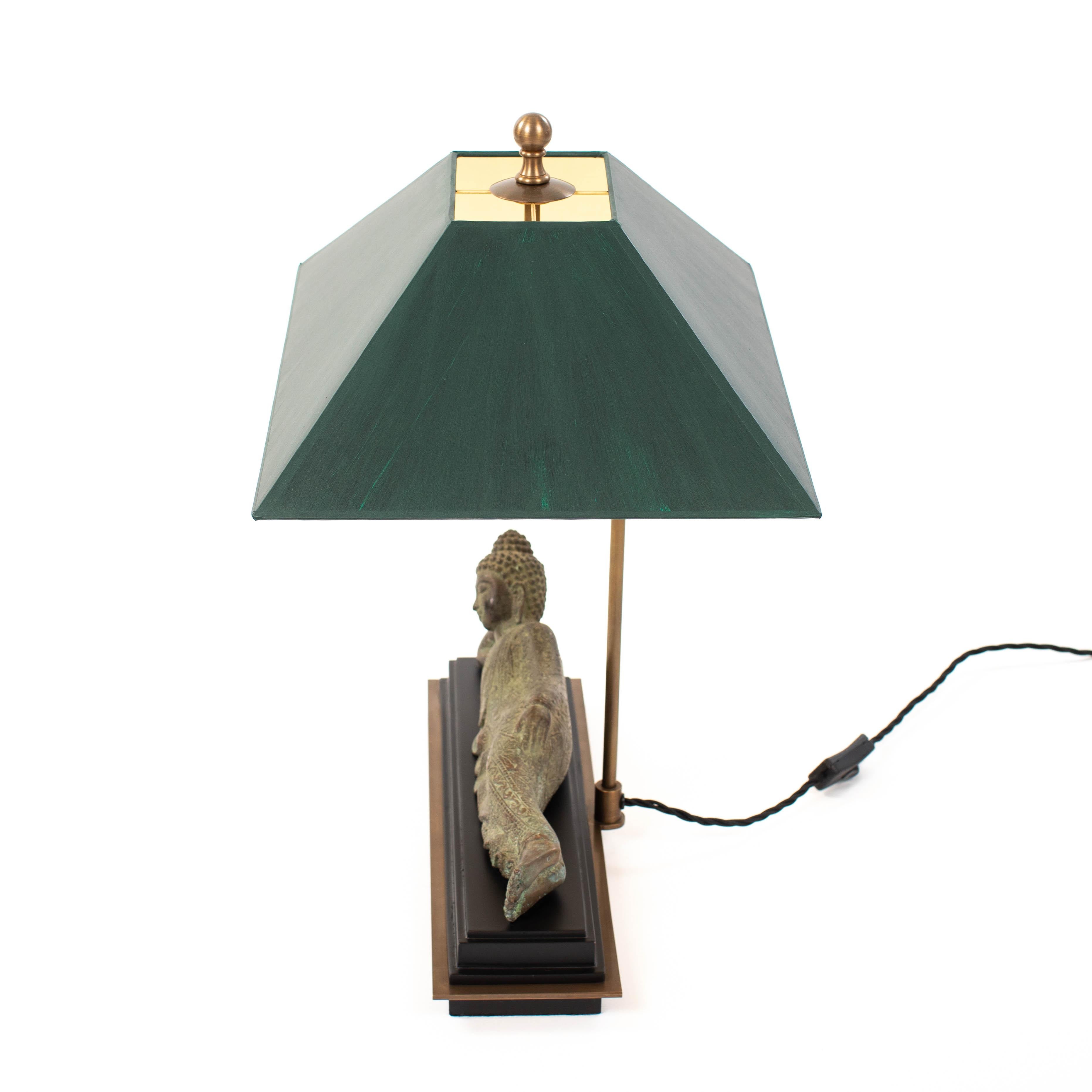 Asian Figural Bronze Table Lamp of a Lying Buddha with Green Shade Myanmar 1920s Patinado en venta