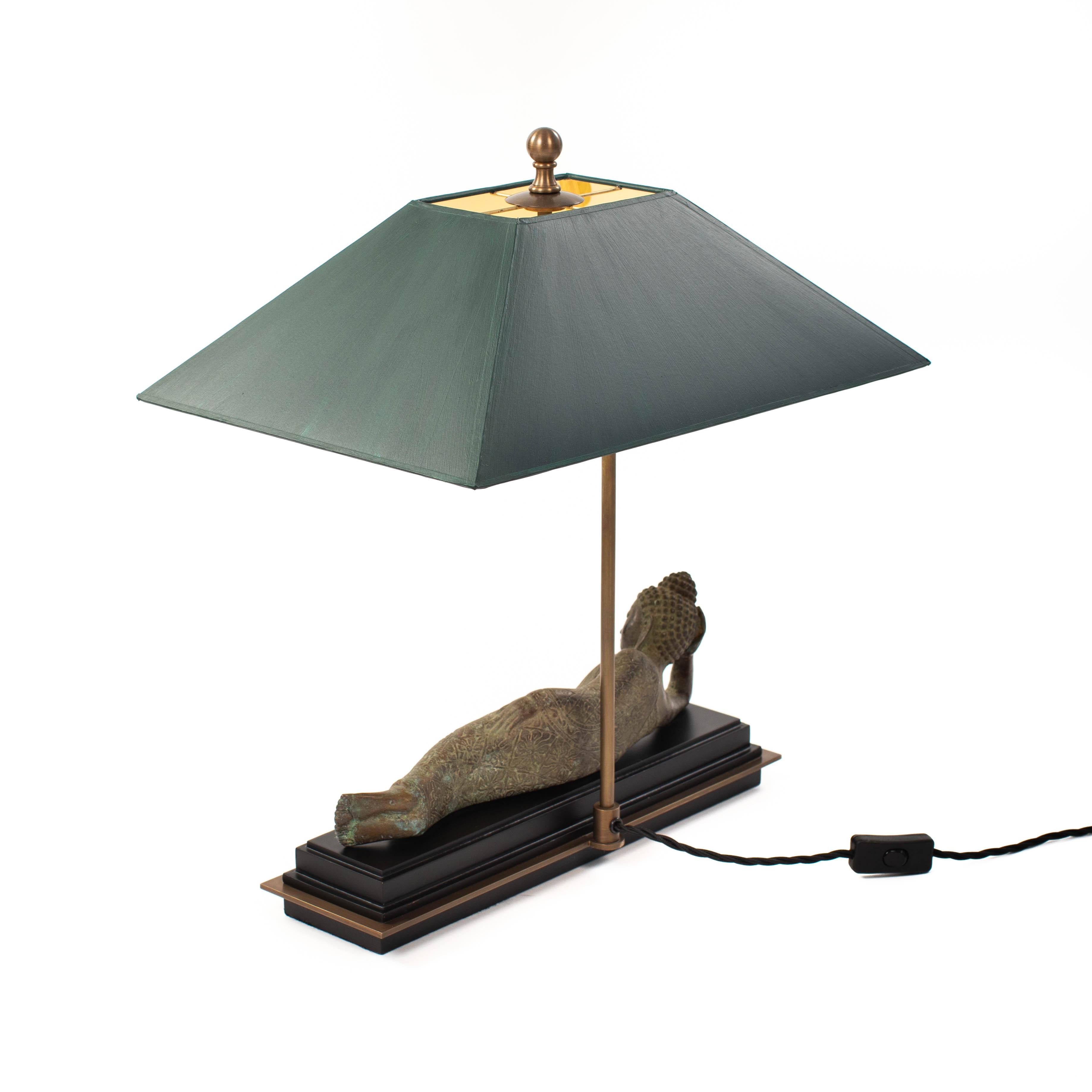 Asian Figural Bronze Table Lamp of a Lying Buddha with Green Shade Myanmar 1920s en Excelente estado para la venta en Salzburg, AT