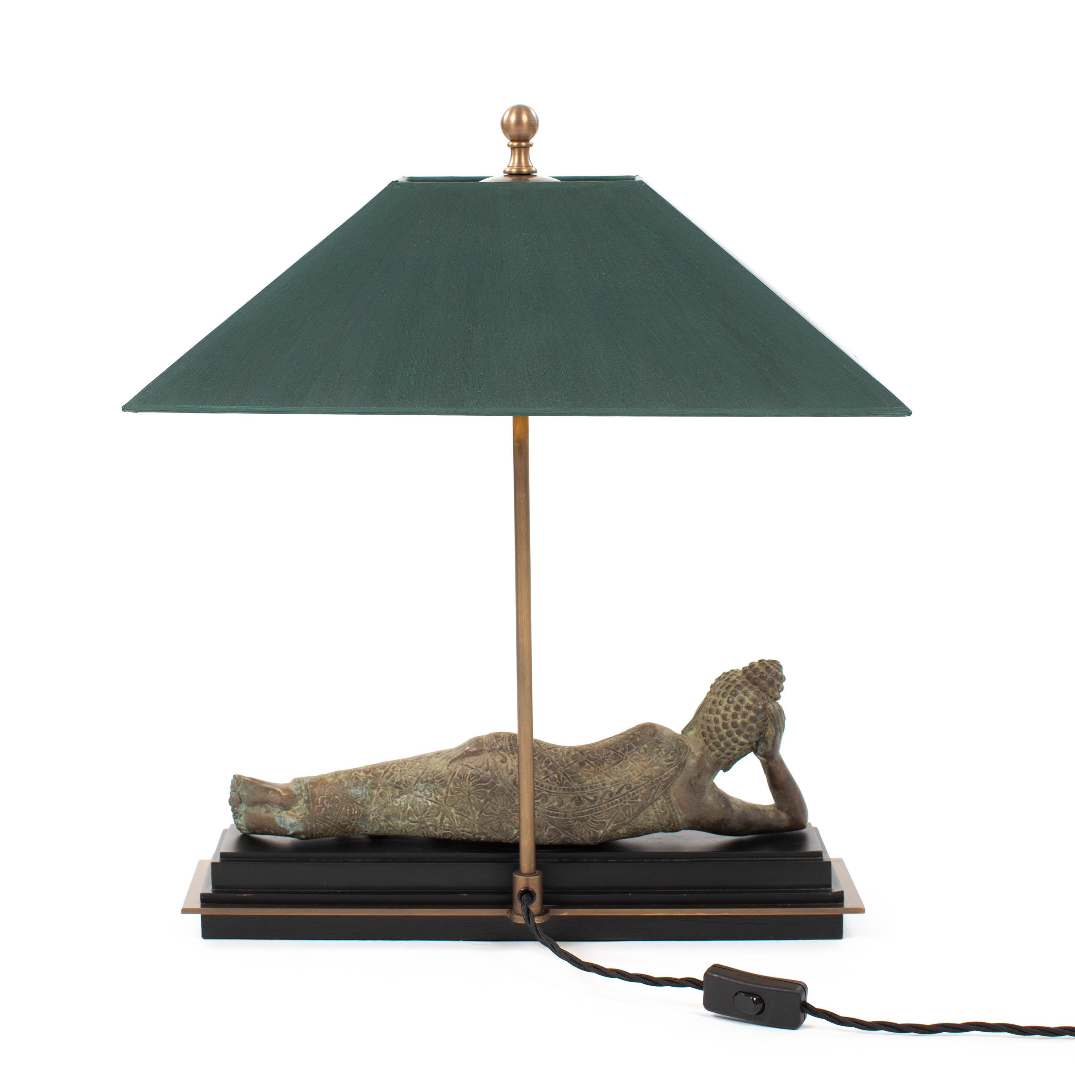 Asian Figural Bronze Table Lamp of a Lying Buddha with Green Shade Myanmar 1920s principios del siglo XX en venta