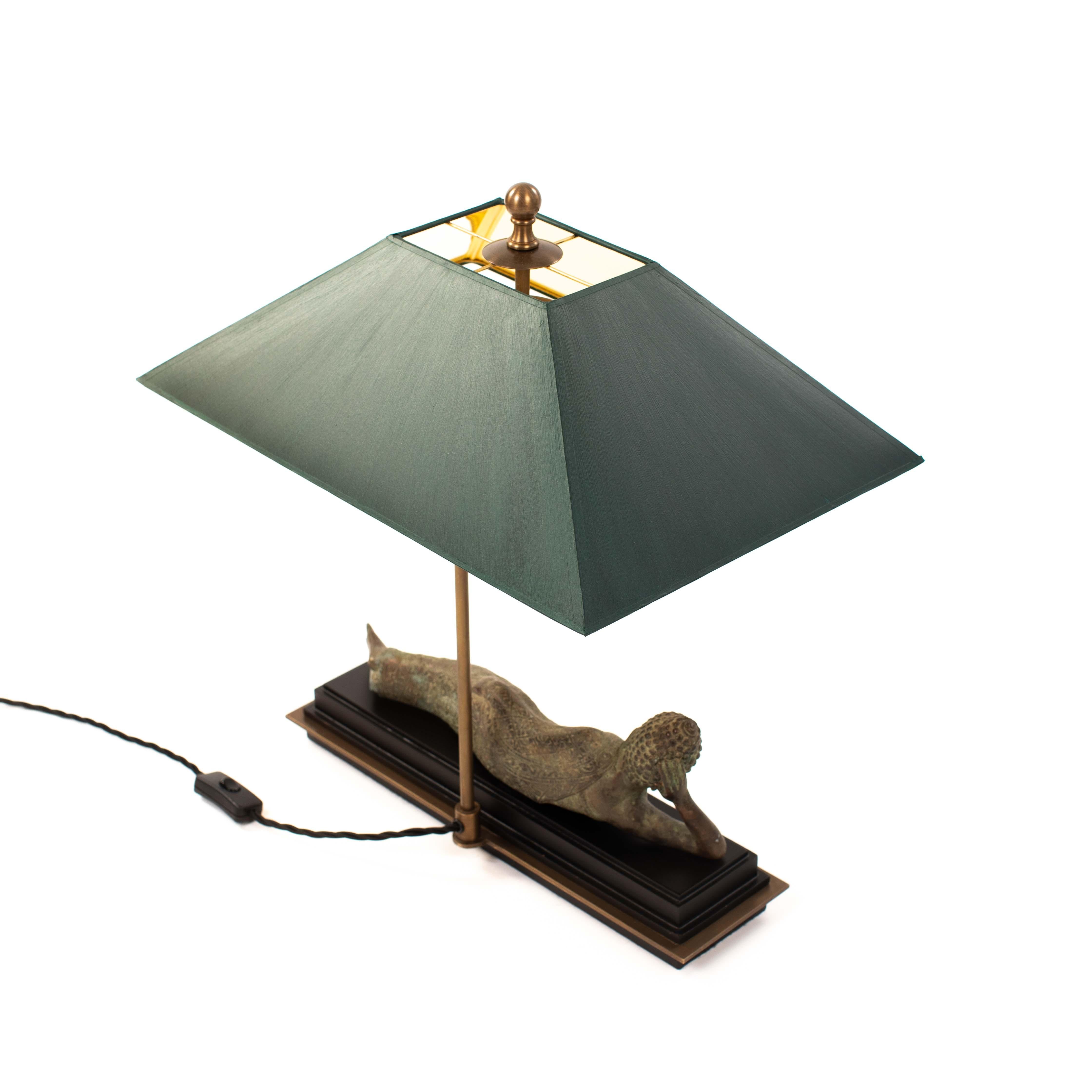 Asian Figural Bronze Table Lamp of a Lying Buddha with Green Shade Myanmar 1920s Bronce en venta