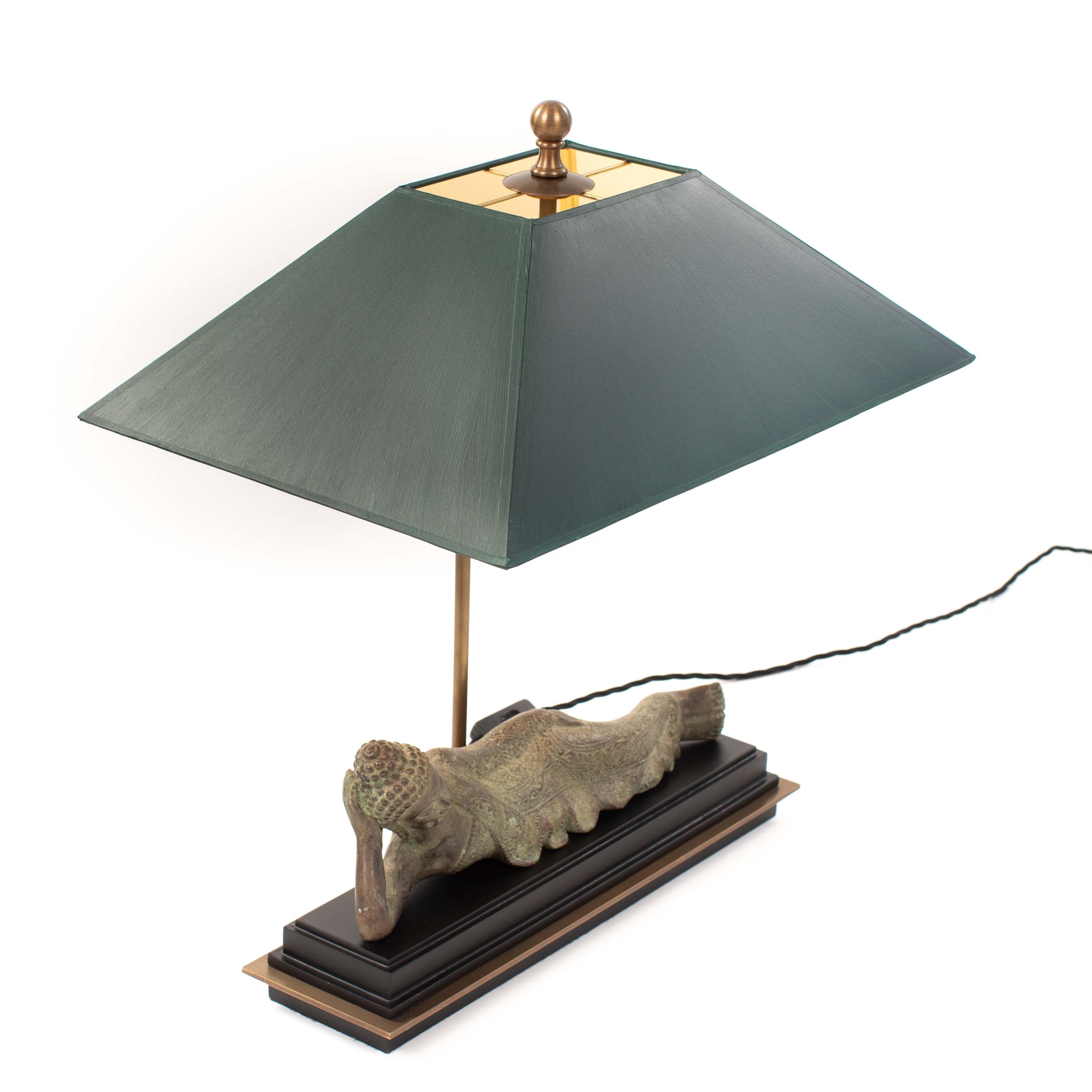 Asian Figural Bronze Table Lamp of a Lying Buddha with Green Shade Myanmar 1920s en venta 1