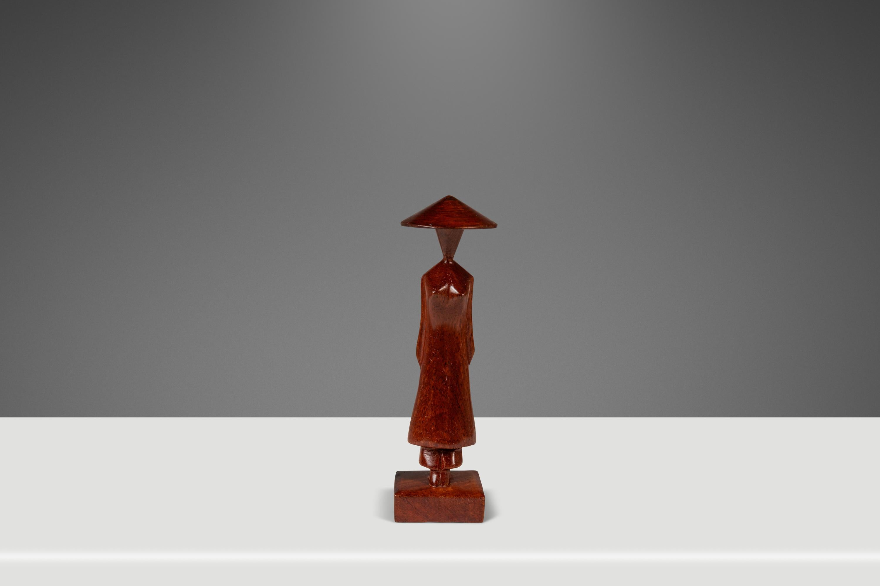 Ti presentiamo una splendida scultura intagliata a mano che ritrae una donna in abiti tradizionali orientali. Lavorata a mano in solido teak birmano, questa statuetta accattivante è l'accento perfetto per qualsiasi spazio. Piccolo nelle dimensioni,