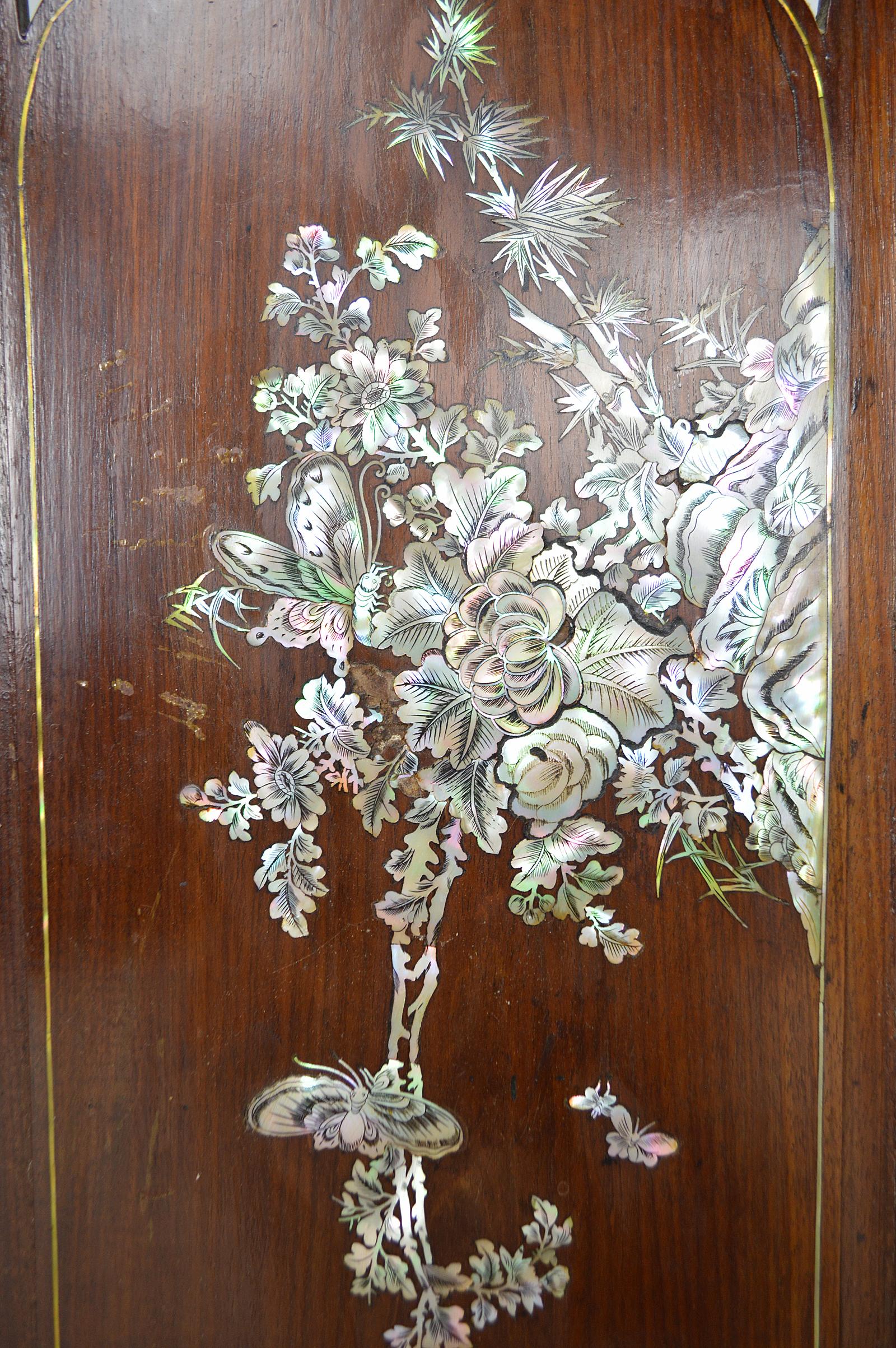 Paravent asiatique pliant en bois sculpté et nacre, 19ème siècle 5