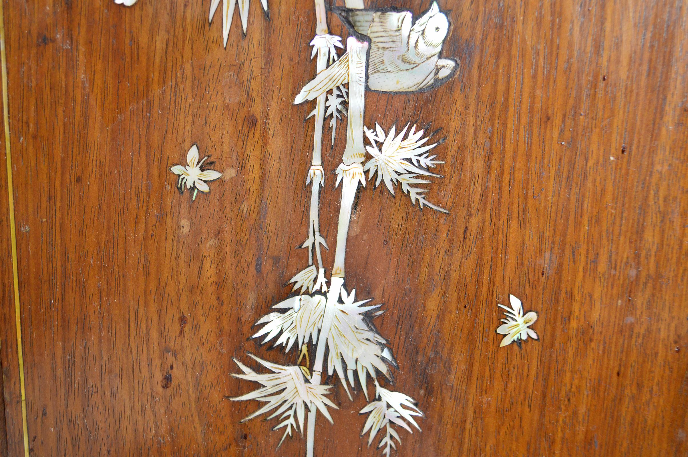 Paravent asiatique pliant en bois sculpté et nacre, 19ème siècle 7