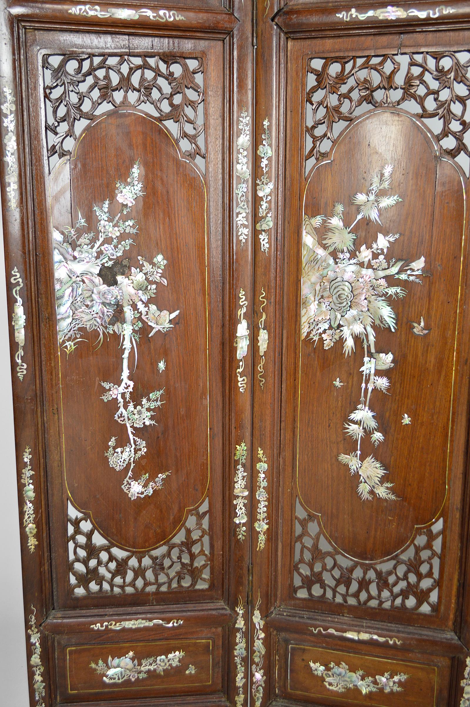 Asian Folding Screen in Carved Wood and Mother-of-Pearl, 19th Century In Good Condition In VÉZELAY, FR