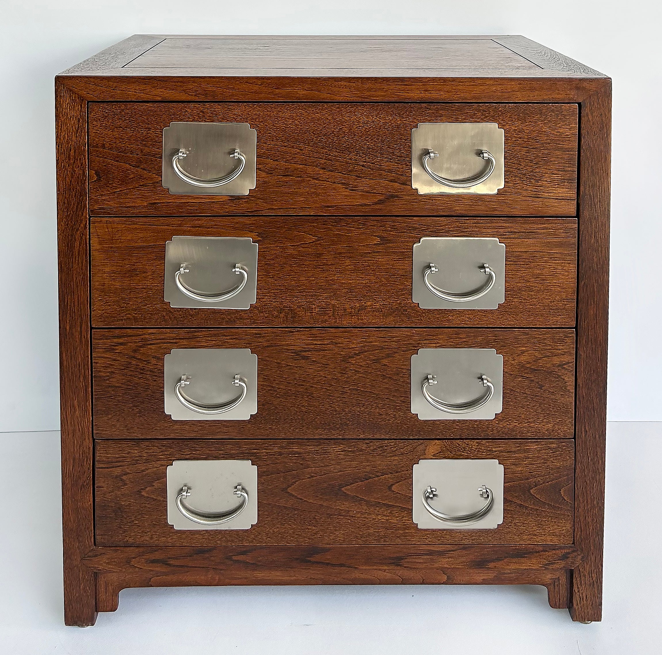 Comodini asiatici a quattro cassetti, ferramenta nichelata, PR

In vendita una coppia di cassettiere asiatiche moderne a quattro cassetti con ferramenta nichelata. Queste cassapanche hanno un grande look Asian Modern e si distinguono per la loro