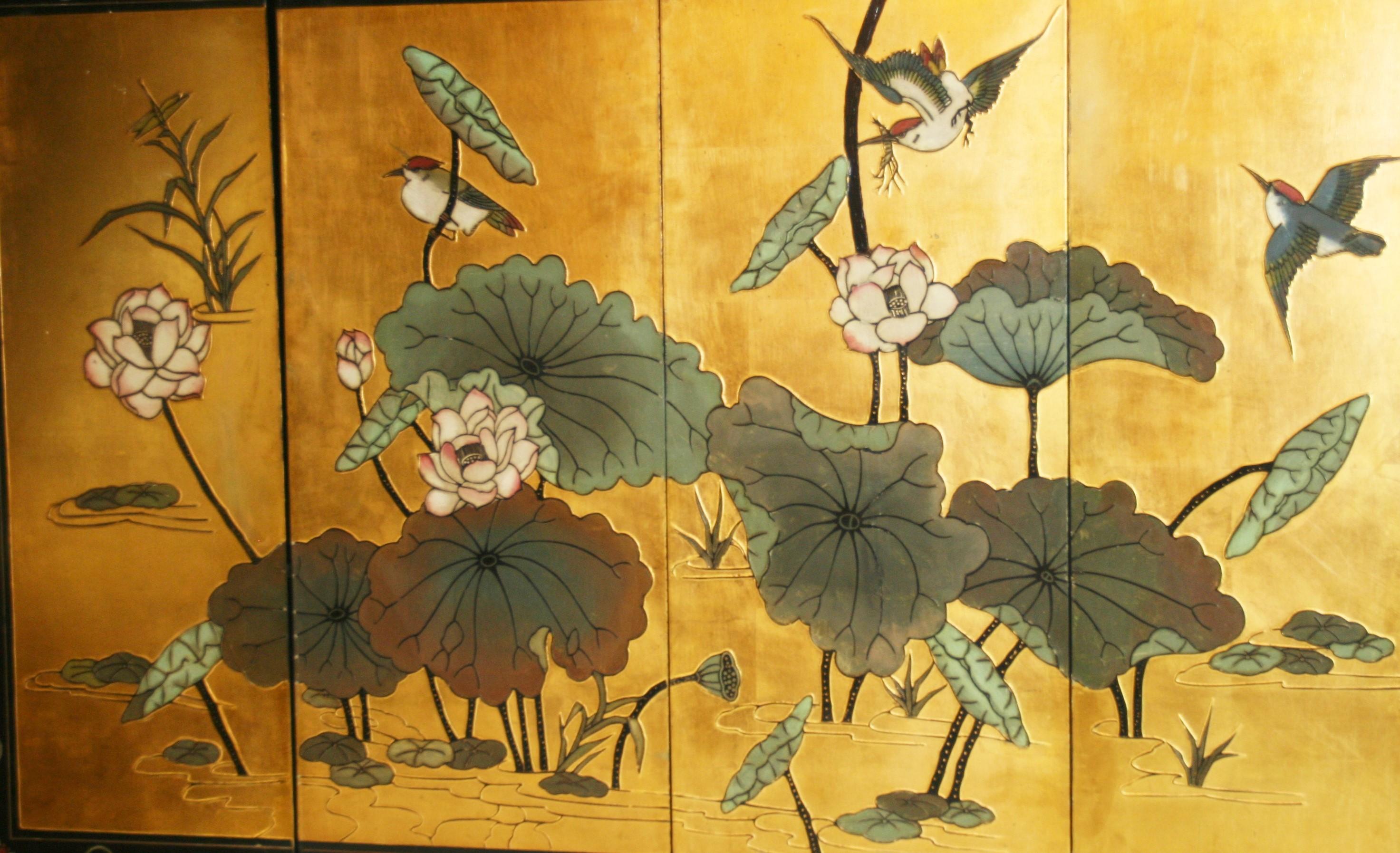 Schermo da parete asiatico a quattro pannelli singoli  Con uccelli e fiori in rilievo In condizioni buone in vendita a Douglas Manor, NY