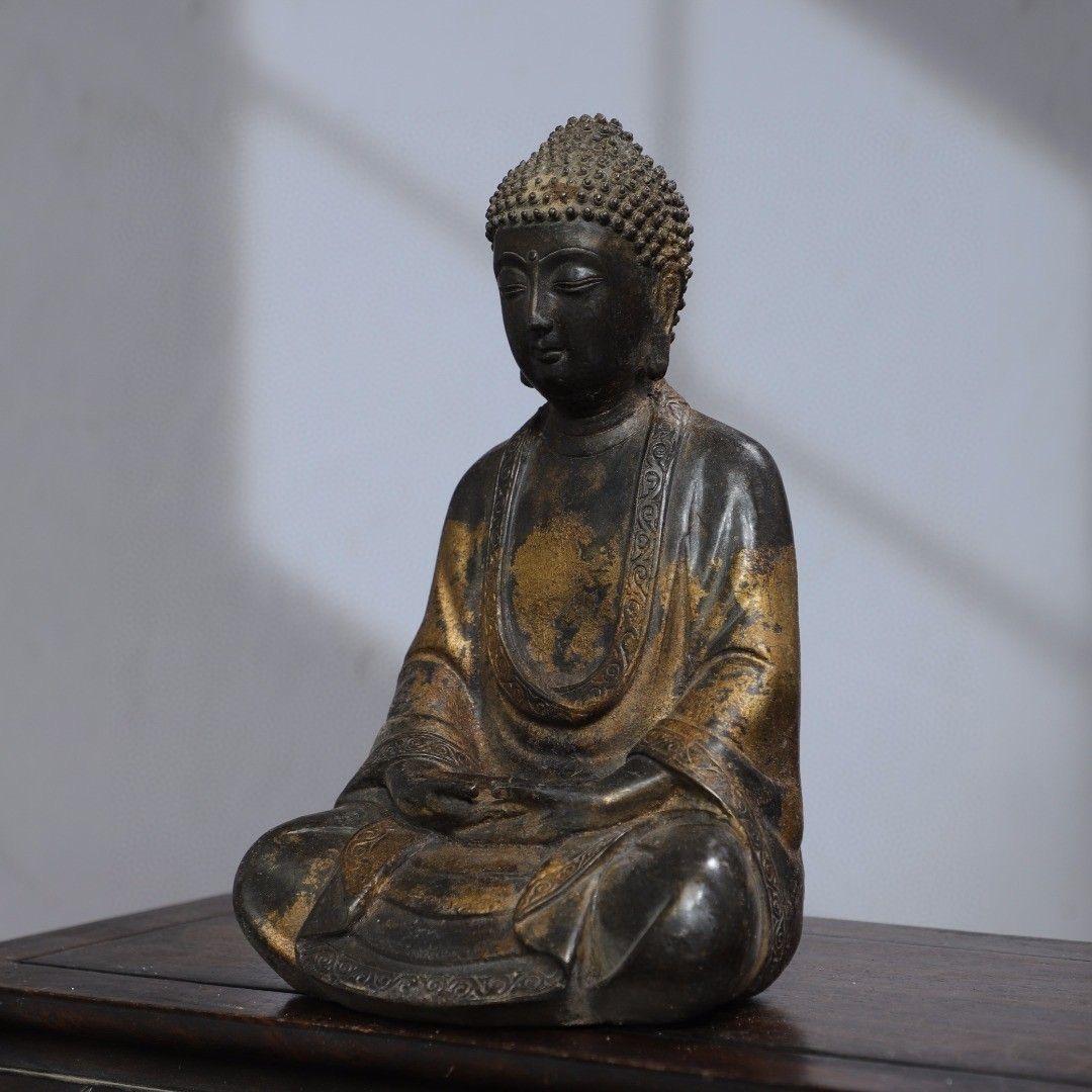 Asian Gilt Bronze Sitting Buddha Statue with Gesture of Both Hands on Legs For Sale 1