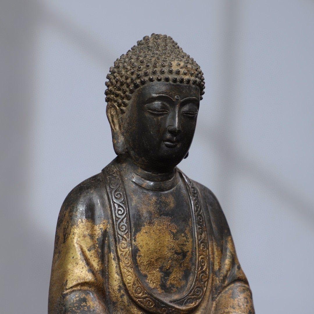 Asian Gilt Bronze Sitting Buddha Statue with Gesture of Both Hands on Legs For Sale 4