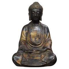 Statue de Bouddha assis en bronze dorée asiatique représentant les deux mains sur les pieds