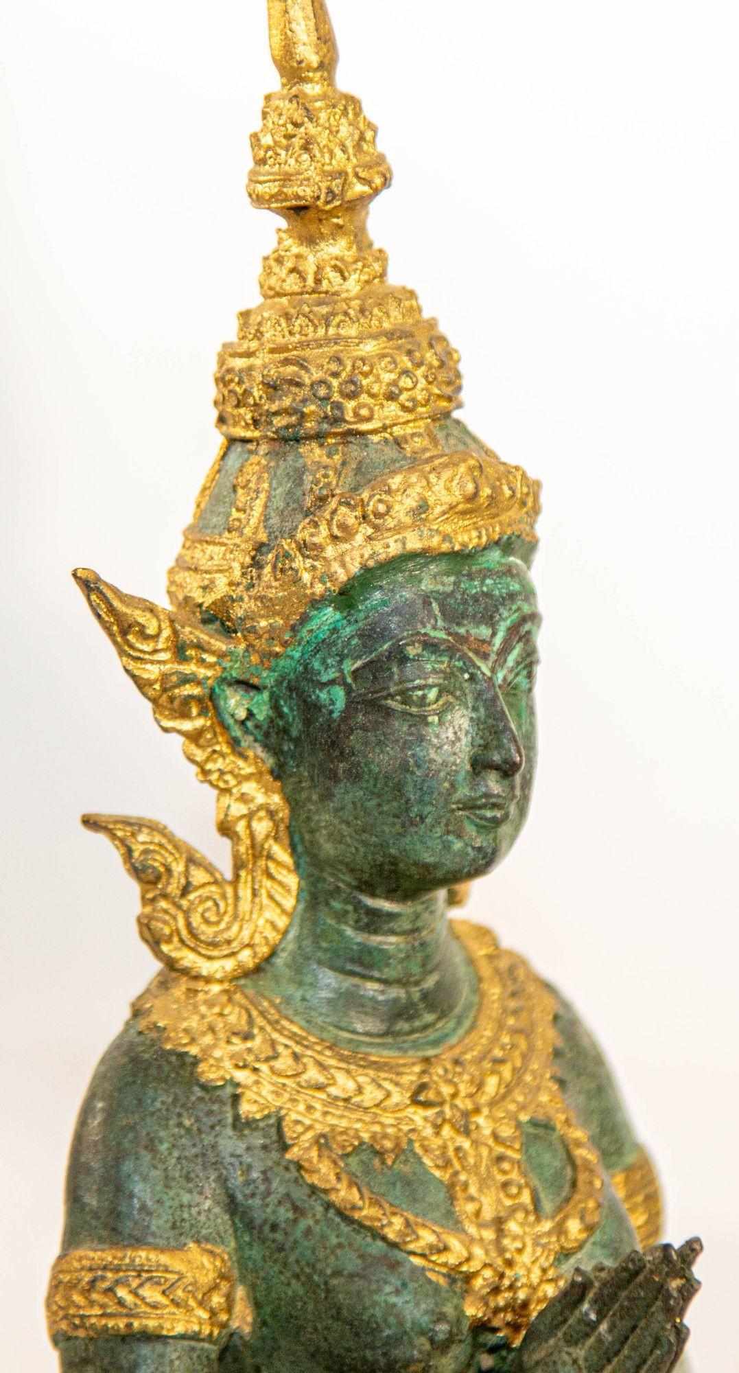 Asiatische kniende thailändische heilige Engel aus vergoldeter Bronze Teppanom (20. Jahrhundert) im Angebot