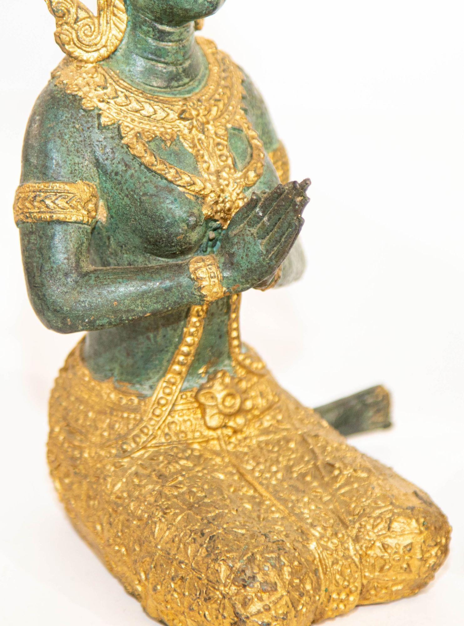 Asiatische kniende thailändische heilige Engel aus vergoldeter Bronze Teppanom im Angebot 1