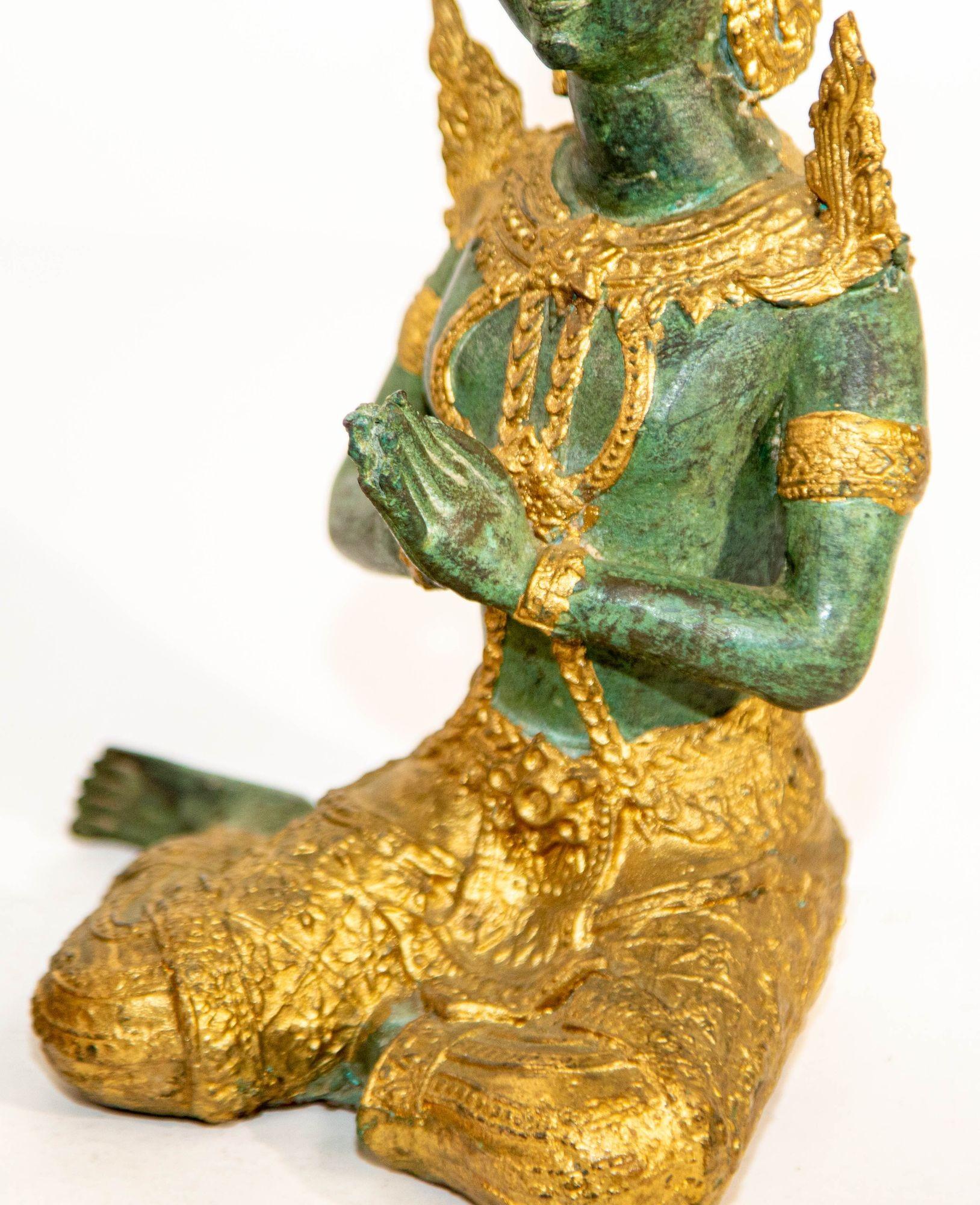 Asiatische kniende thailändische heilige Engel aus vergoldeter Bronze Teppanom im Angebot 2