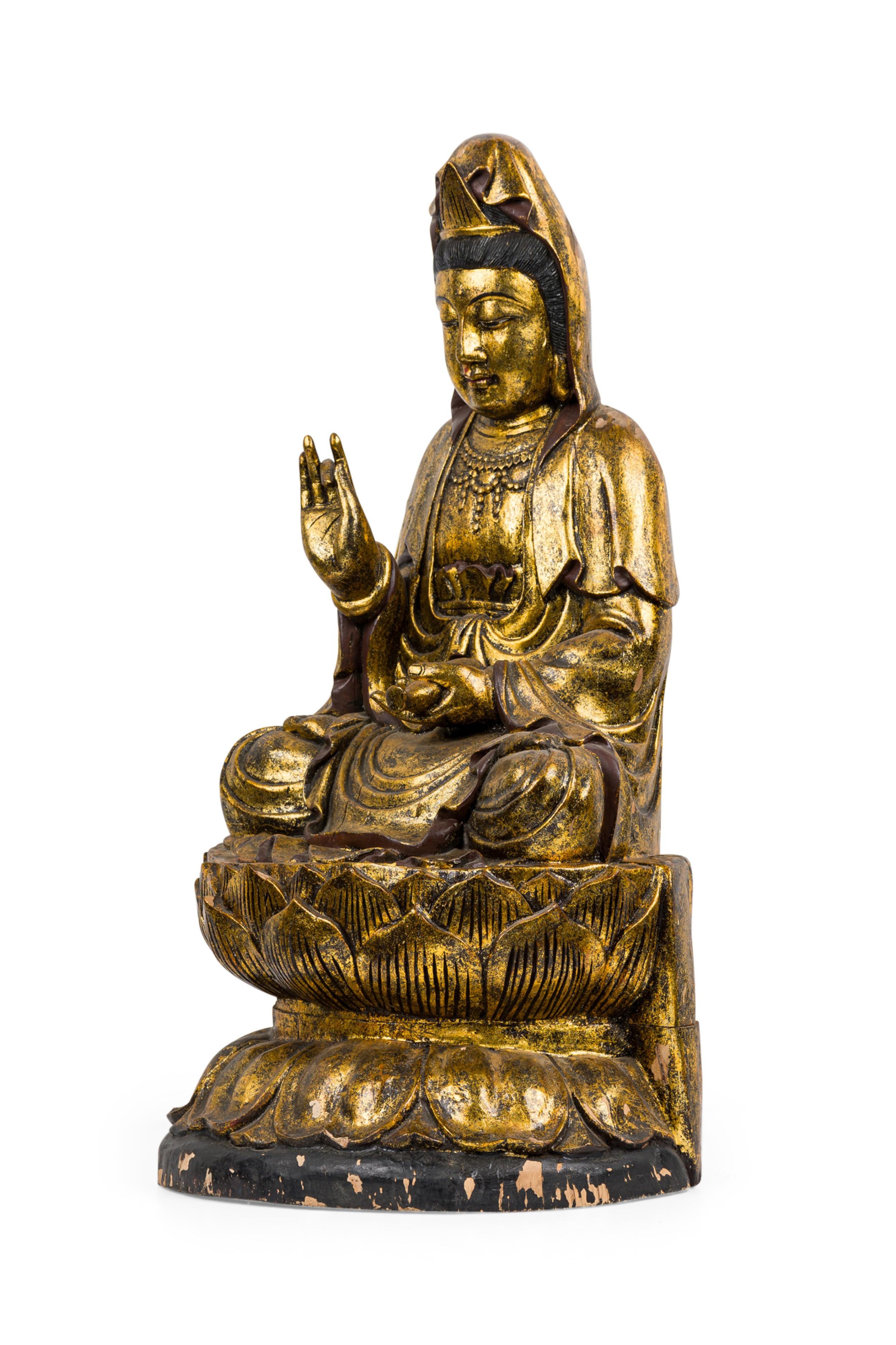 Figura scolpita dorata in stile asiatico cinese di Buddha Guan Yin seduto su una base di loto (XX sec.)