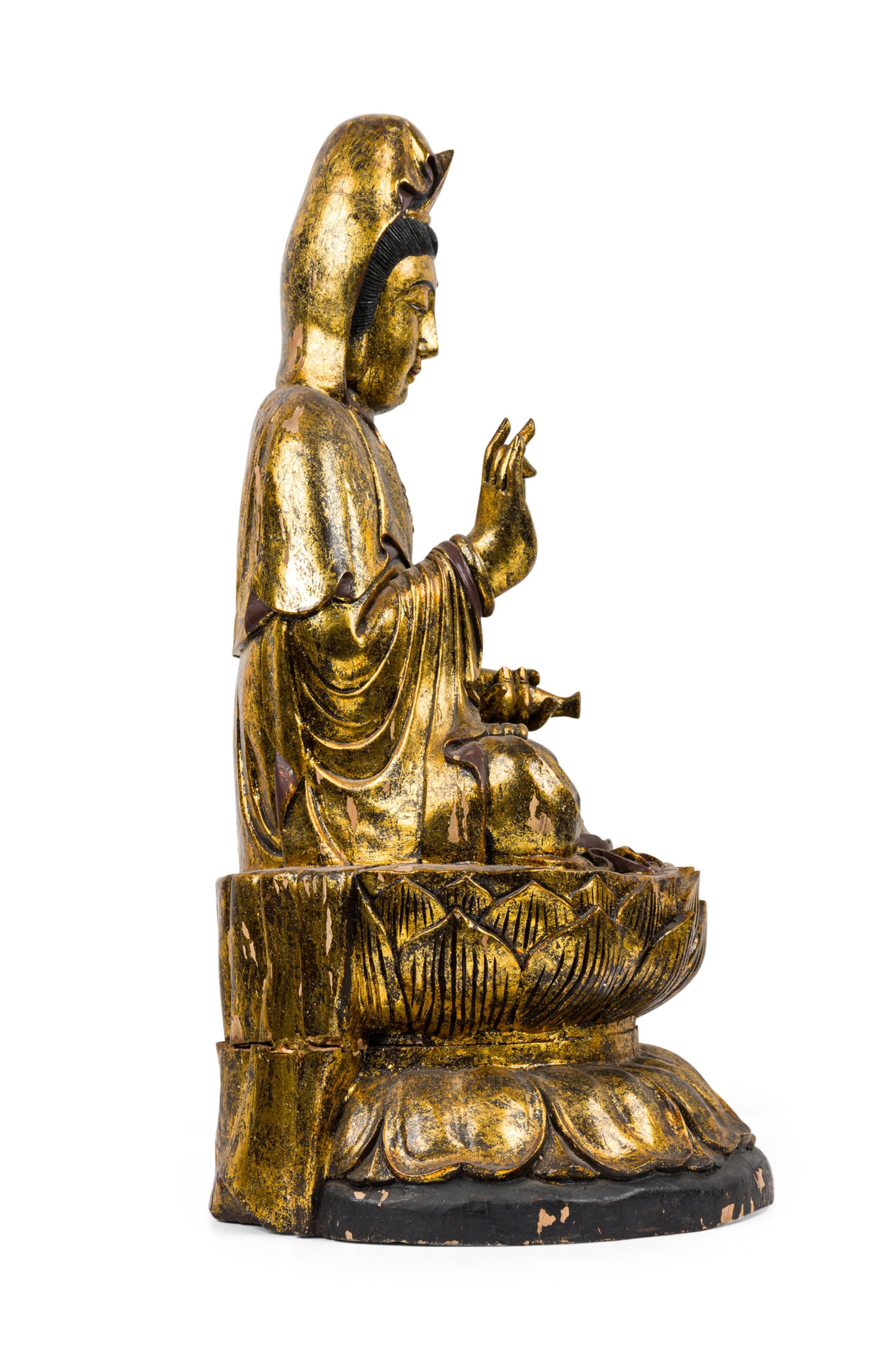 Intagliato a mano Buddha di Guan Yin asiatico dorato in vendita