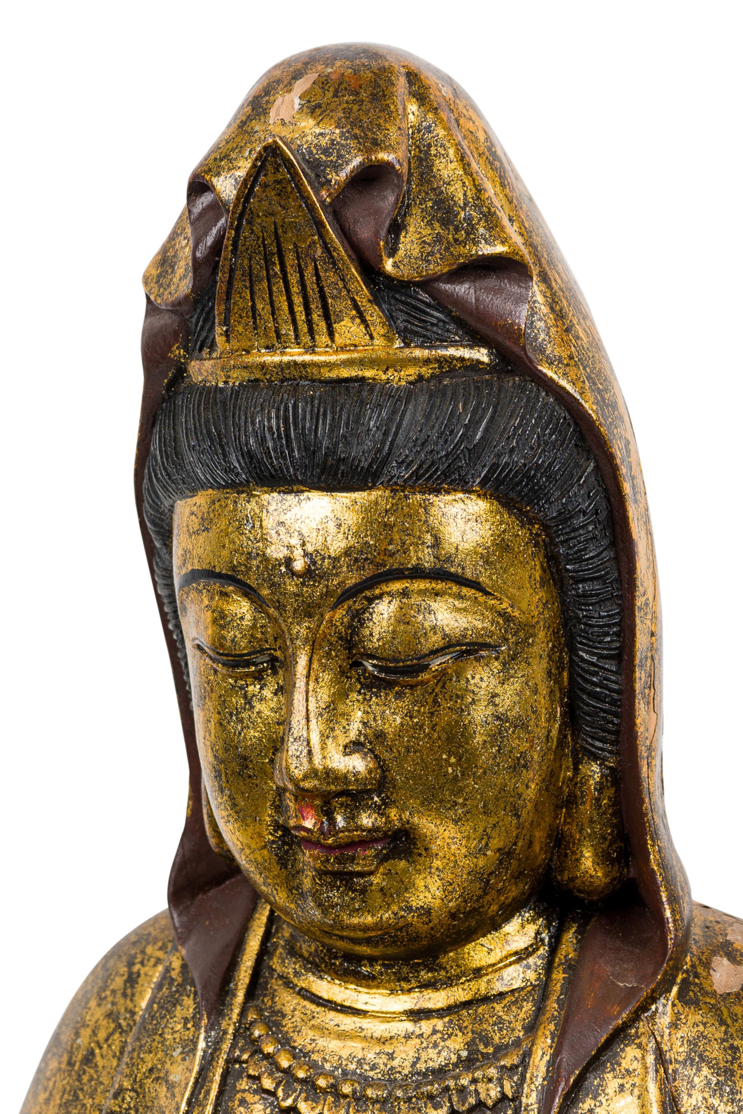 Buddha di Guan Yin asiatico dorato In condizioni buone in vendita a Queens, NY