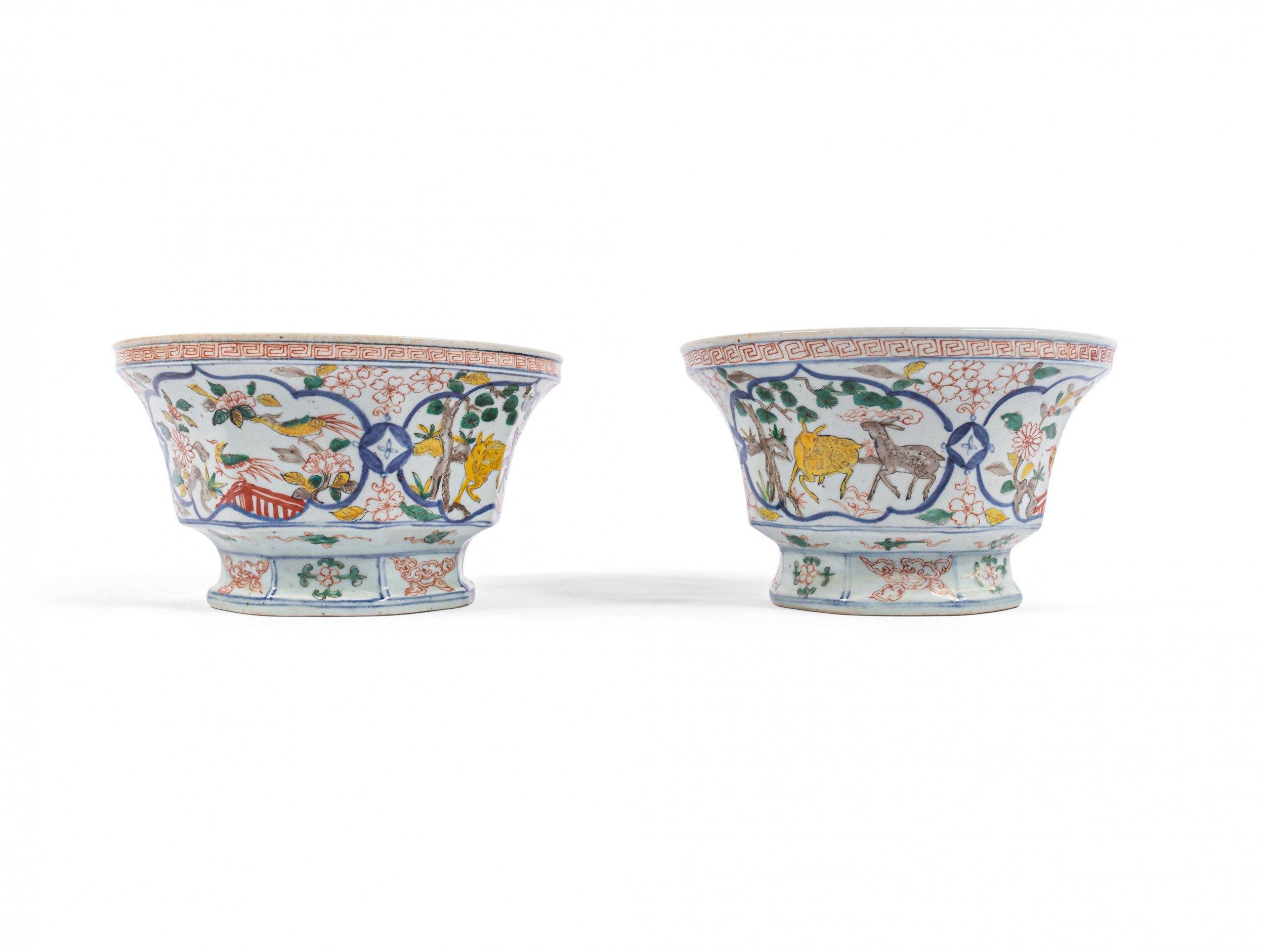 2 vasi asiatici in terracotta smaltata con decorazioni di fiori e animali su una base ottagonale (PREZZO OGNI)