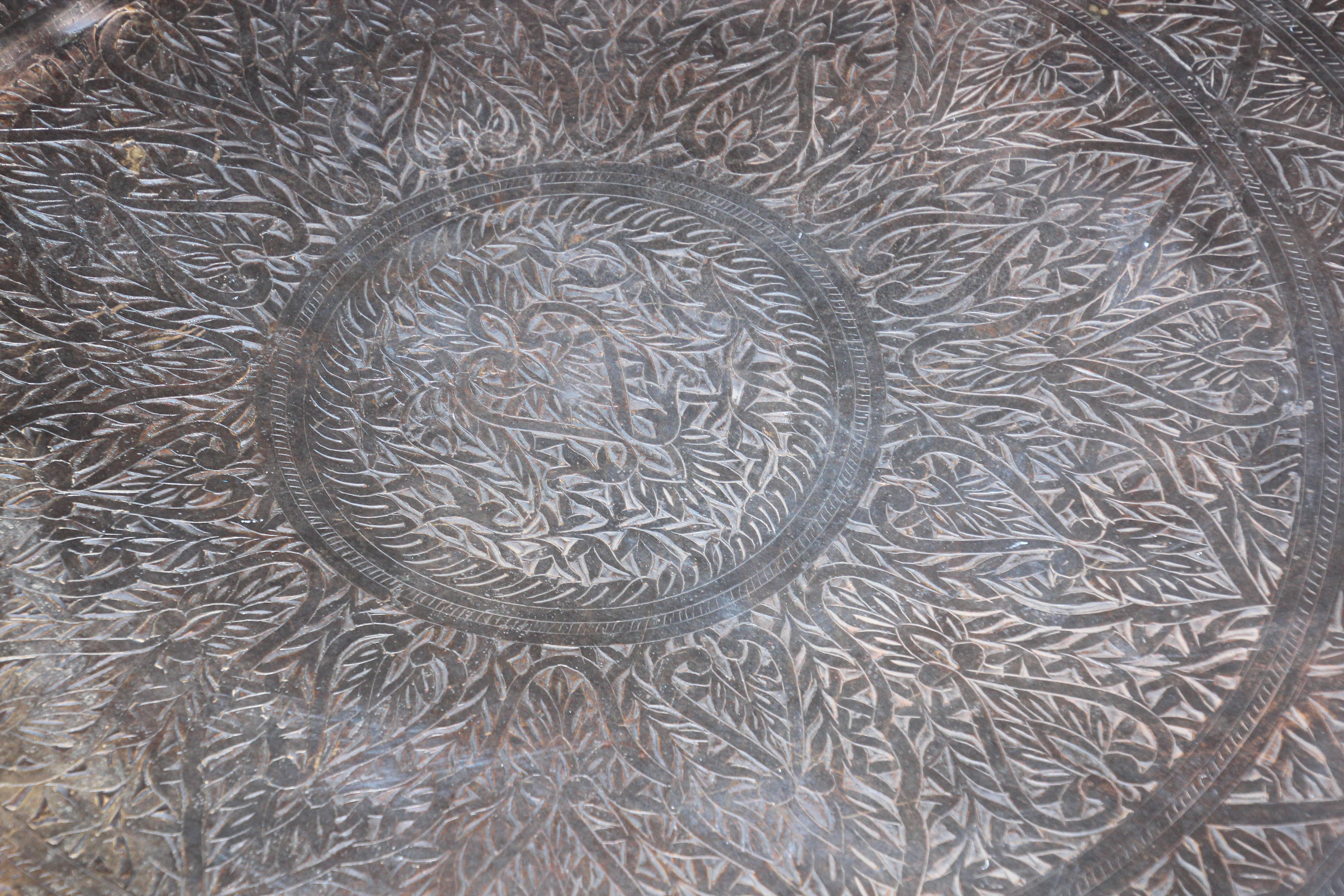 Vase surdimensionné en métal martelé bronze avec deux poignées Inde.
Très grand plat de cérémonie en cuivre massif martelé à la main, destiné à la cuisine ou au service, originaire de l'Inde du Sud.
Très grande marmite en cuivre massif martelé à
