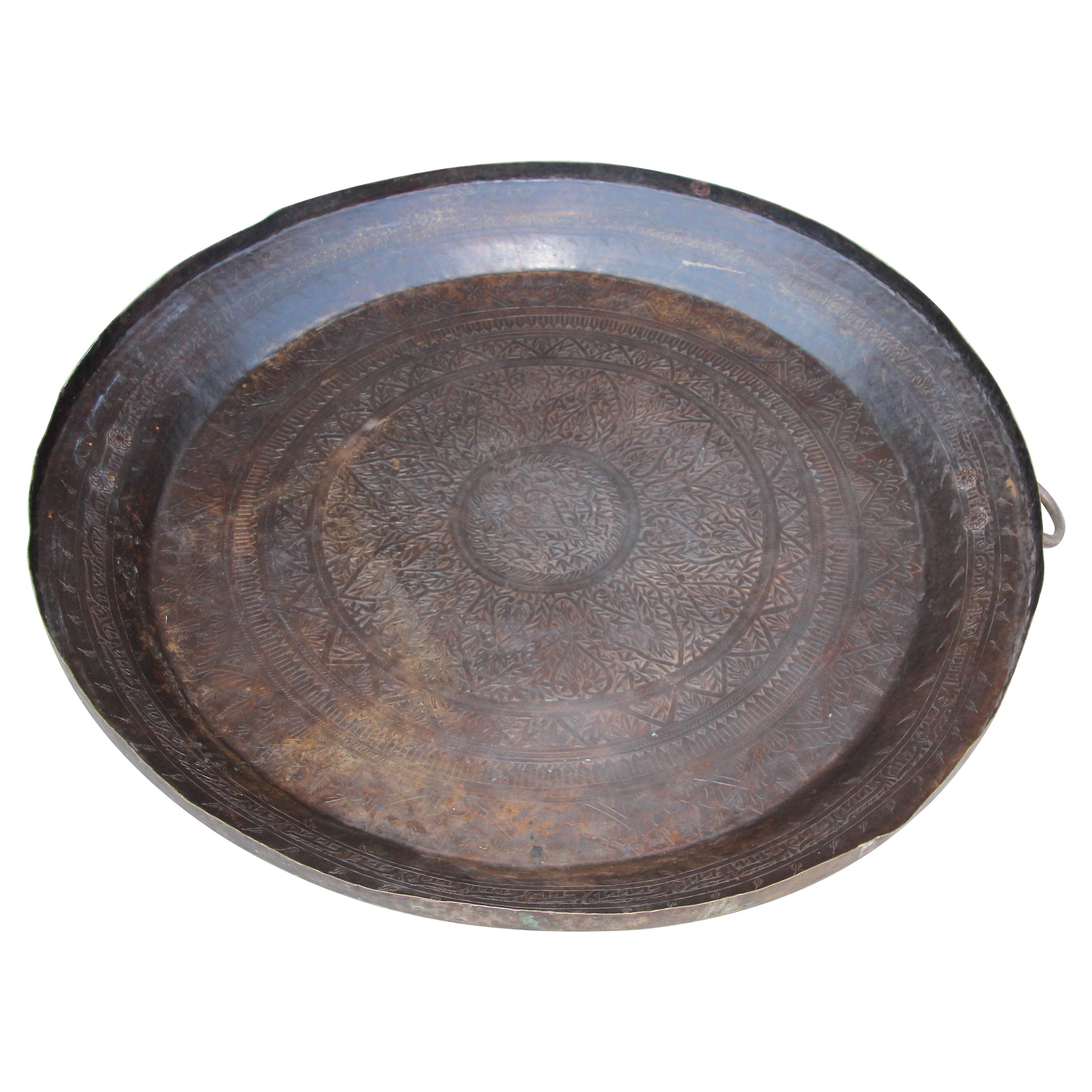 Asiatisches übergroßes Urli-Gefäß aus gehämmertem Metall und Bronze in Übergröße mit Griffen aus Südindien