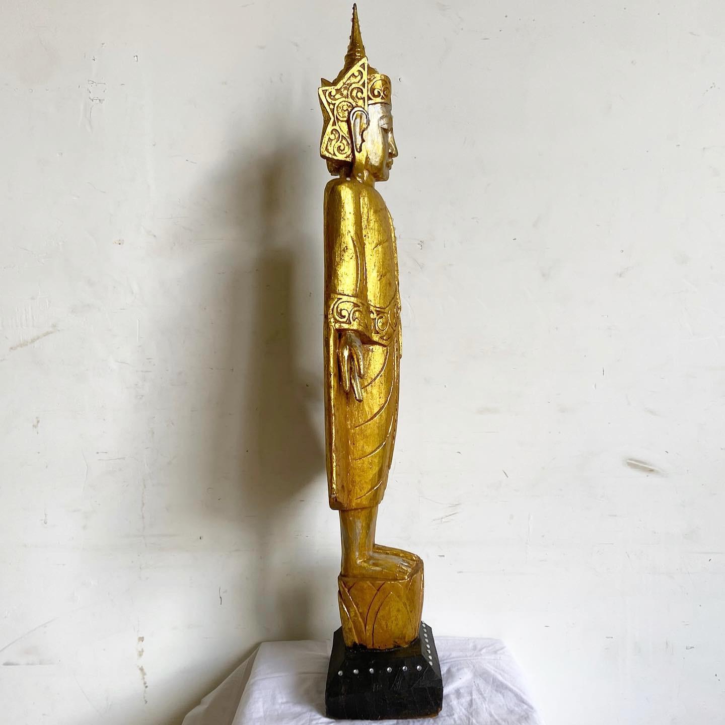 Chinoiseries Sculpture/ Statue de Bouddha doré en bois doré sculpté à la main en vente