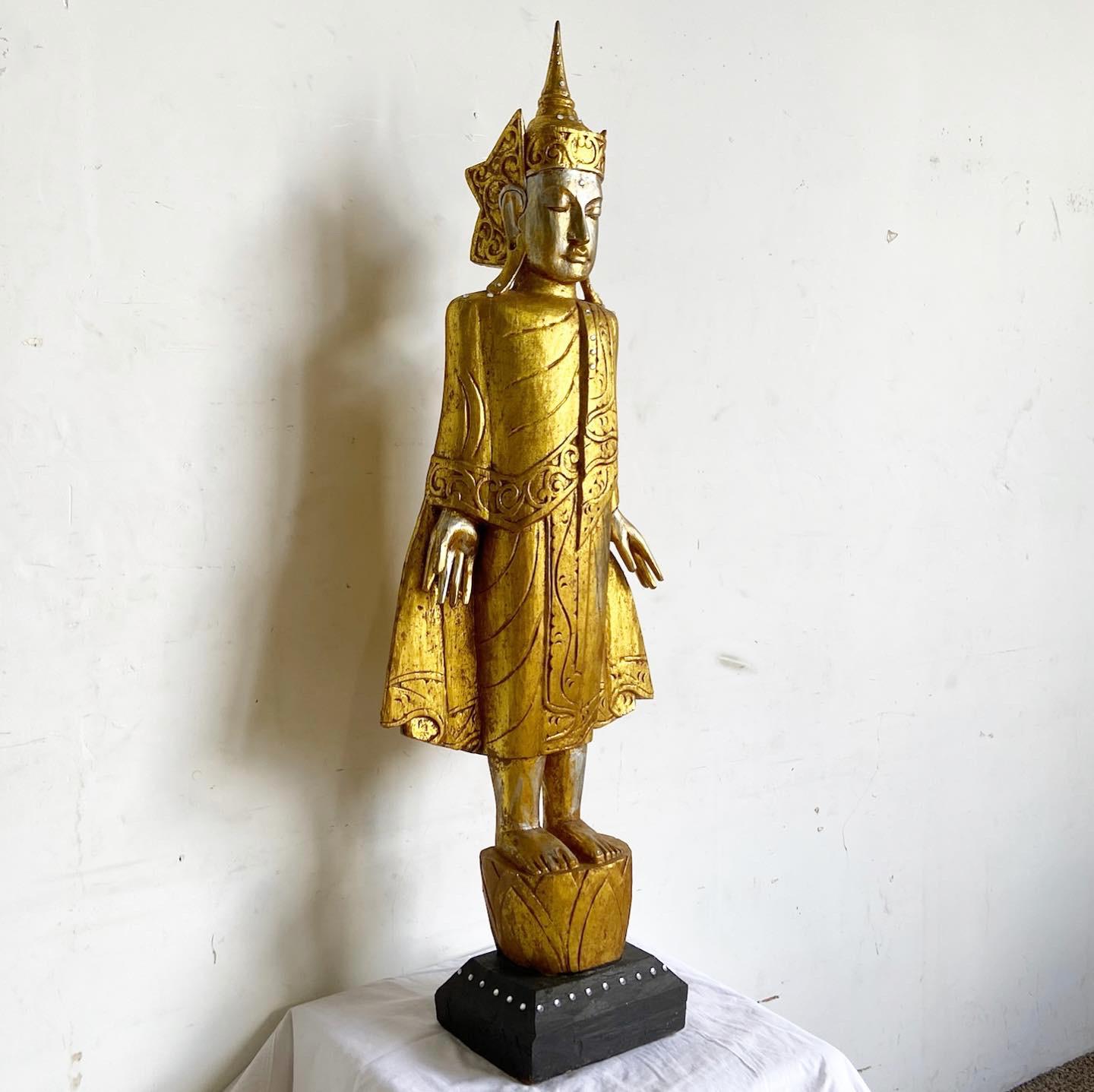 Sculpture/ Statue de Bouddha doré en bois doré sculpté à la main Bon état - En vente à Delray Beach, FL