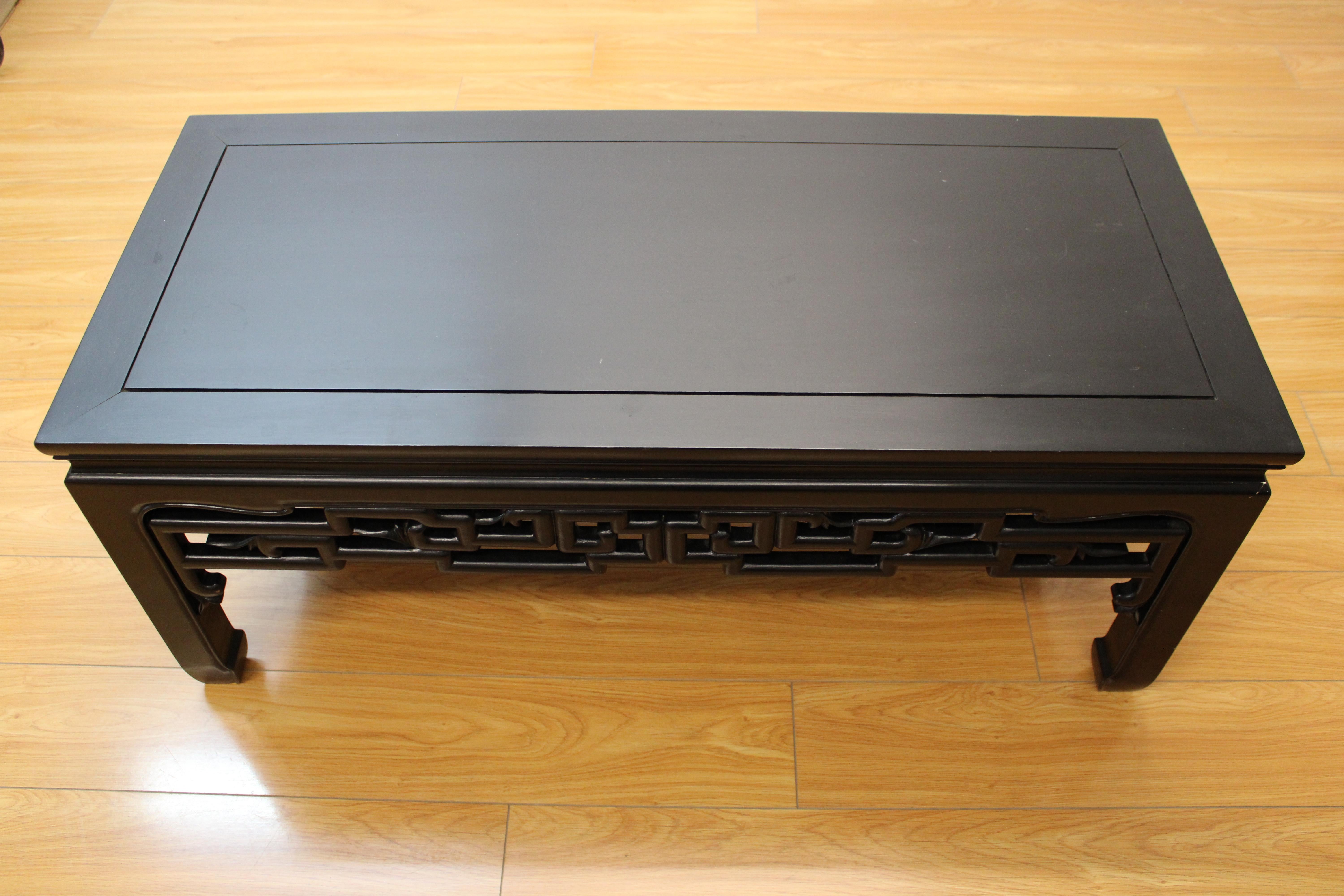 Bois Table basse asiatique sculptée à la main en vente