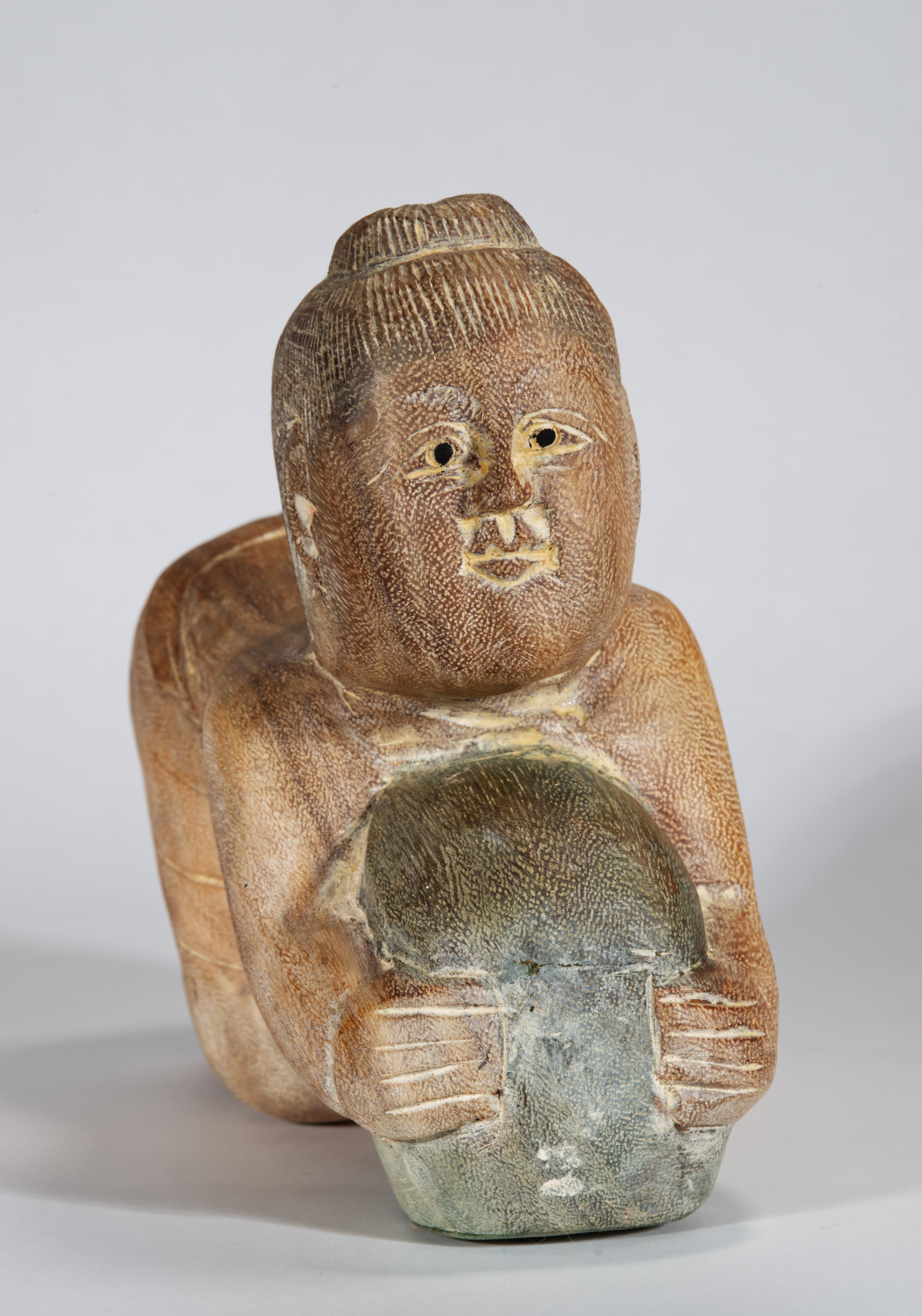 Buda bebé de la suerte de madera pintada a mano asiática sobre melón Tallado a mano en venta