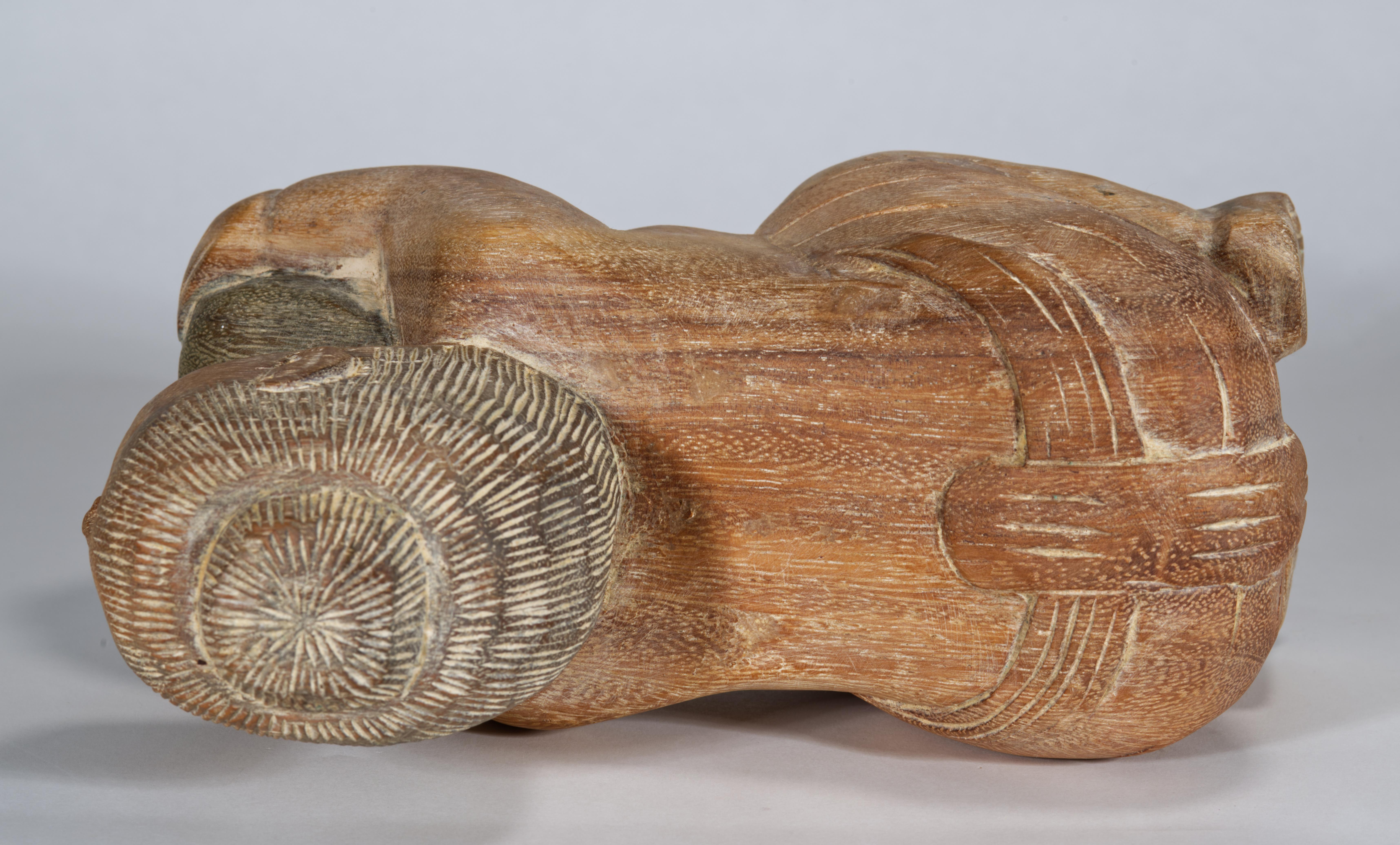 Buda bebé de la suerte de madera pintada a mano asiática sobre melón siglo XX en venta