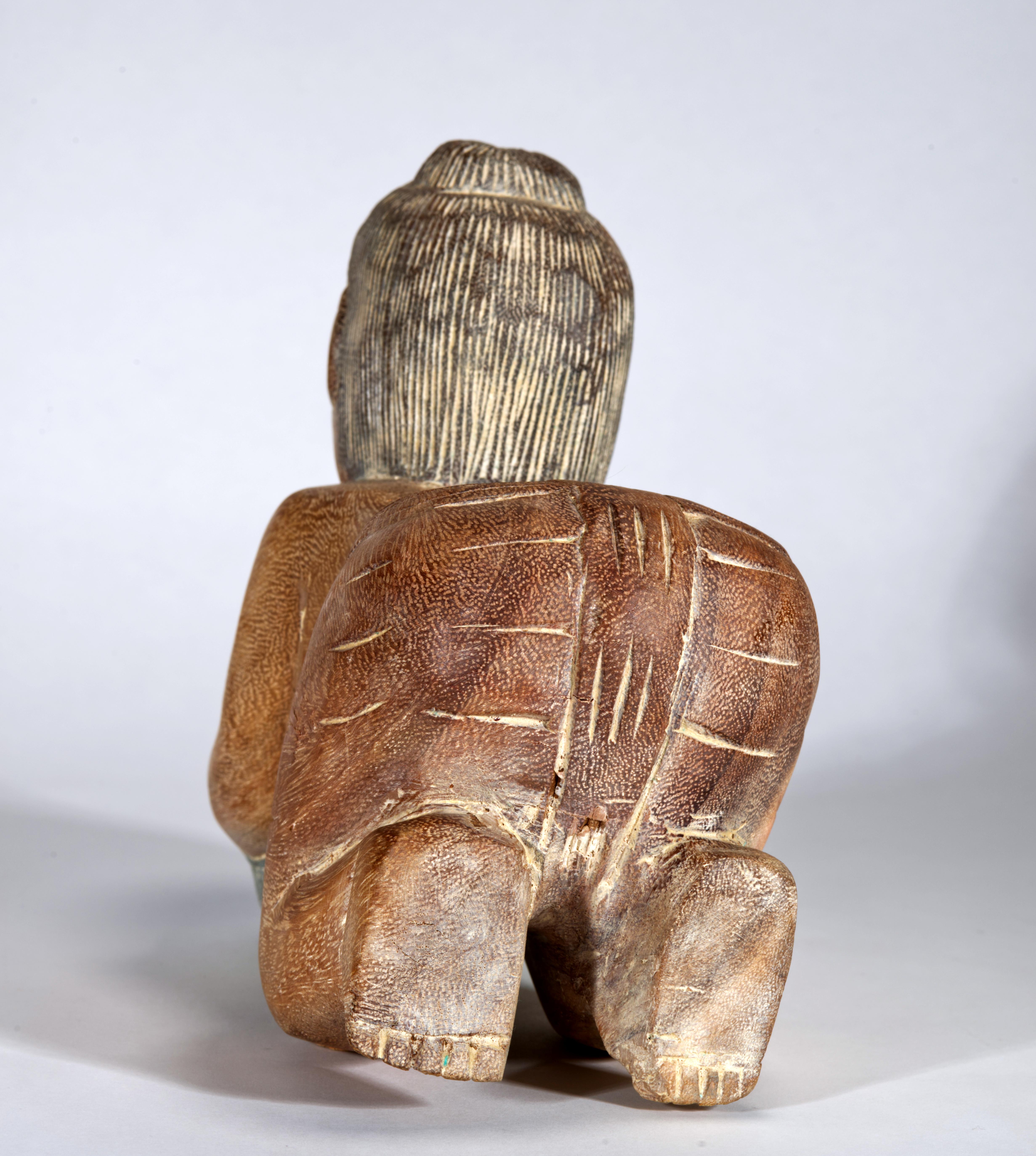 Buda bebé de la suerte de madera pintada a mano asiática sobre melón Madera en venta