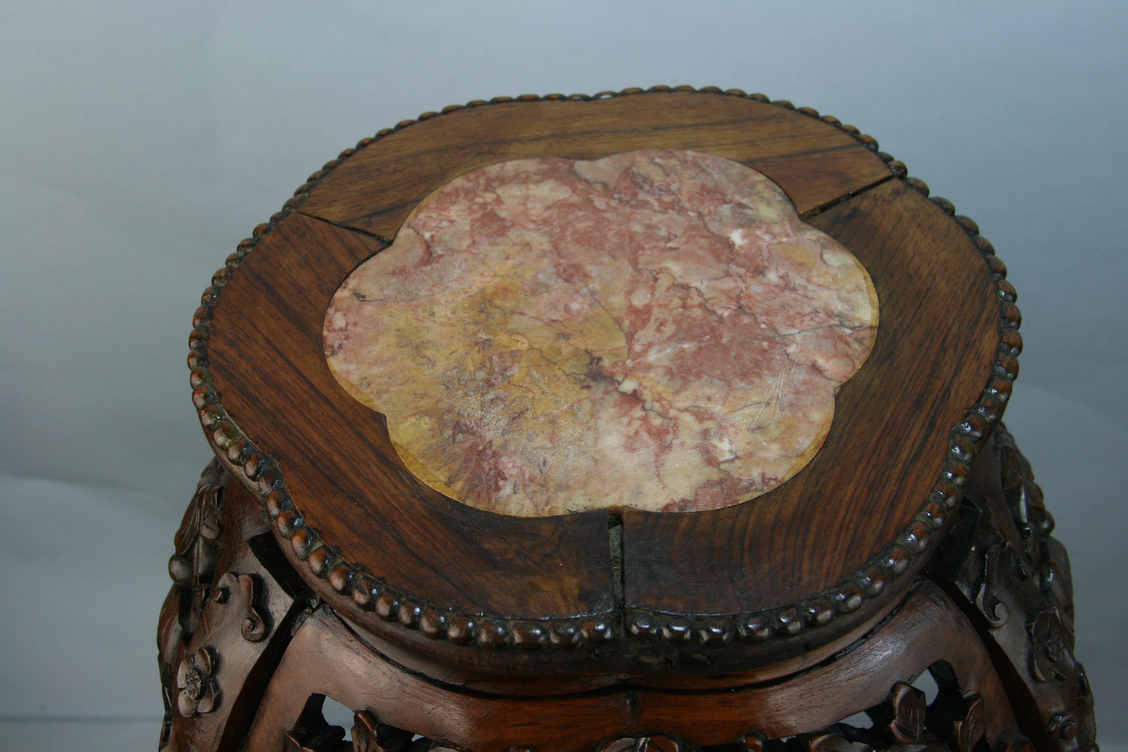 Piédestal asiatique en bois de rose sculpté à la main et marbre incrusté Bon état - En vente à Douglas Manor, NY