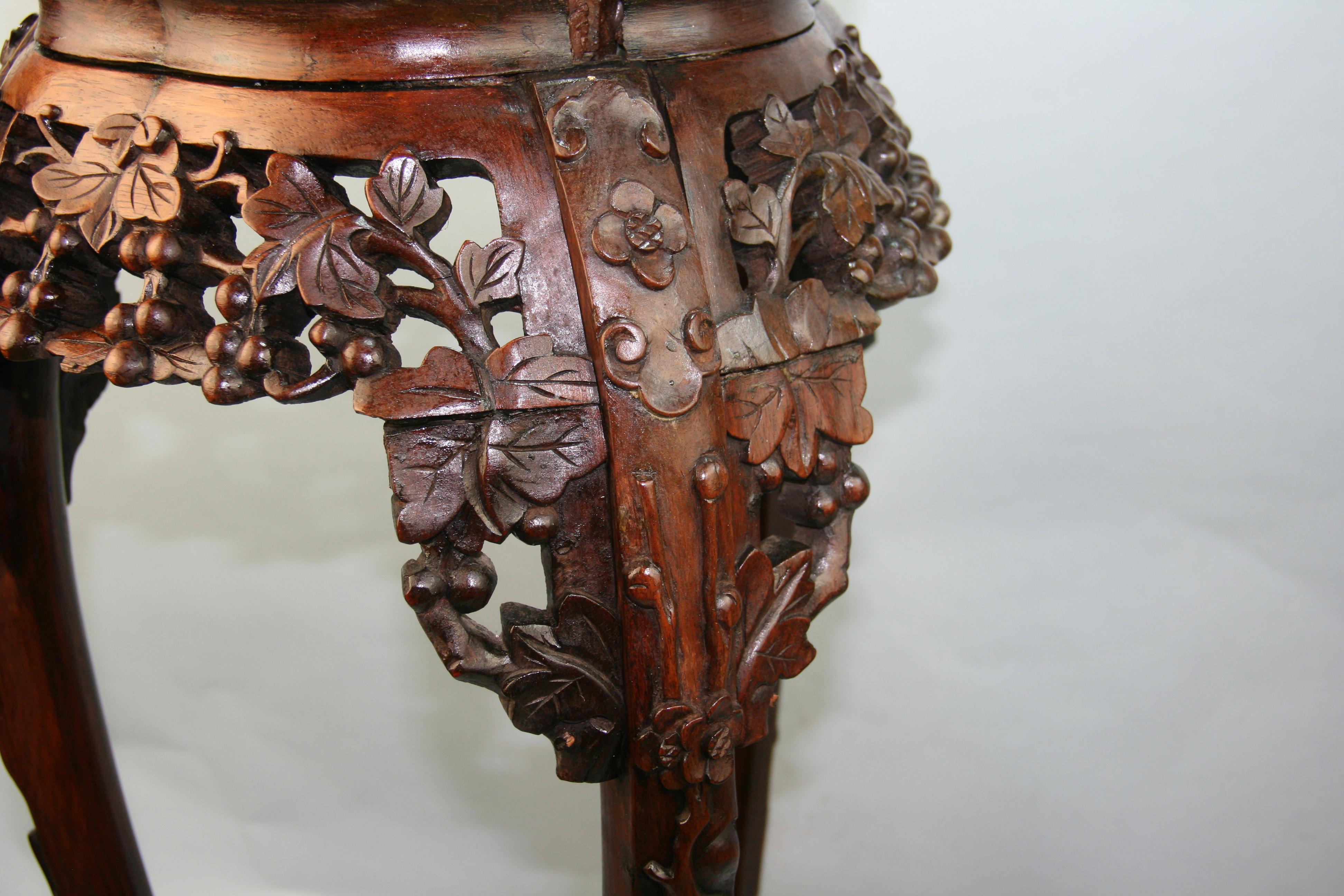 Piédestal asiatique en bois de rose sculpté à la main et marbre incrusté en vente 1