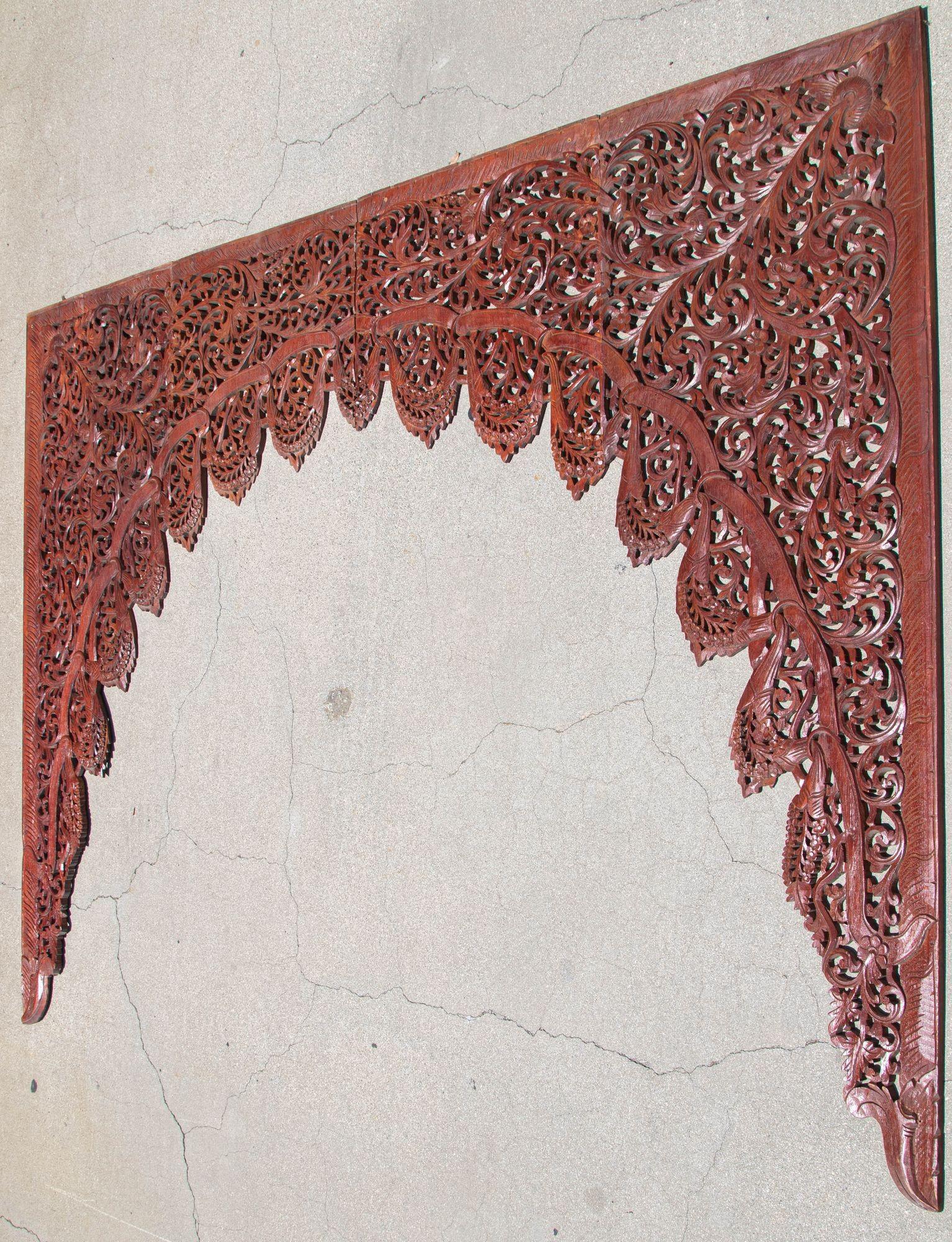 XX secolo Pannello architettonico asiatico di legno intagliato a mano per la porta a muro ad arco in vendita