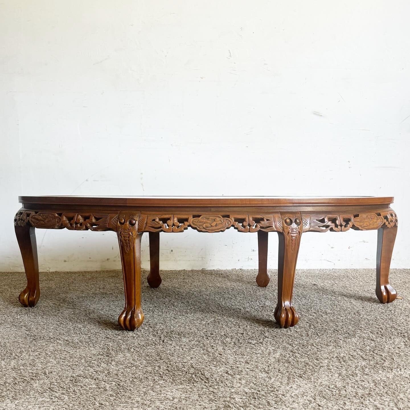 Améliorez votre espace de vie avec la table basse asiatique sculptée à la main et dotée d'une magnifique incrustation en verre. Les scènes complexes sculptées à la main et les élégants pieds cabriole font de cette table une véritable œuvre d'art.