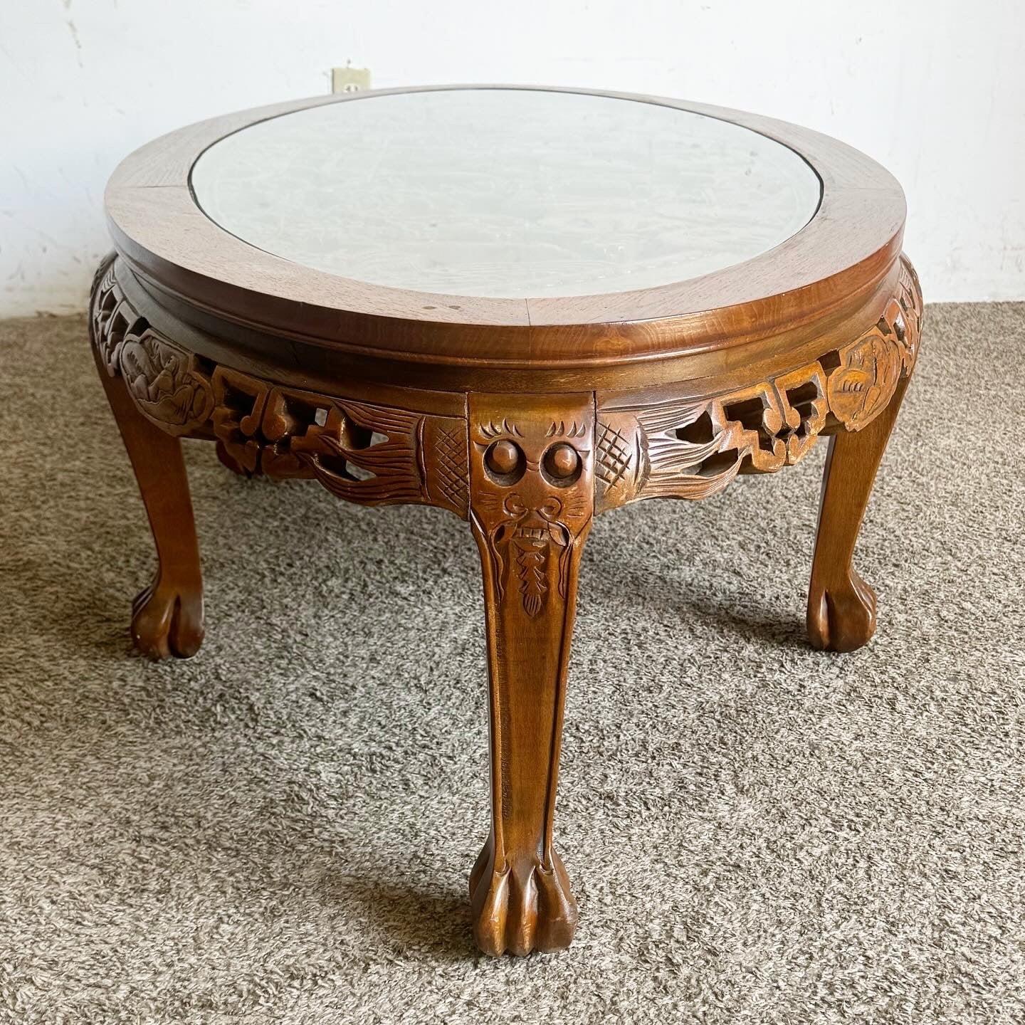 Table basse asiatique en bois sculpté à la main avec incrustation en verre Bon état - En vente à Delray Beach, FL