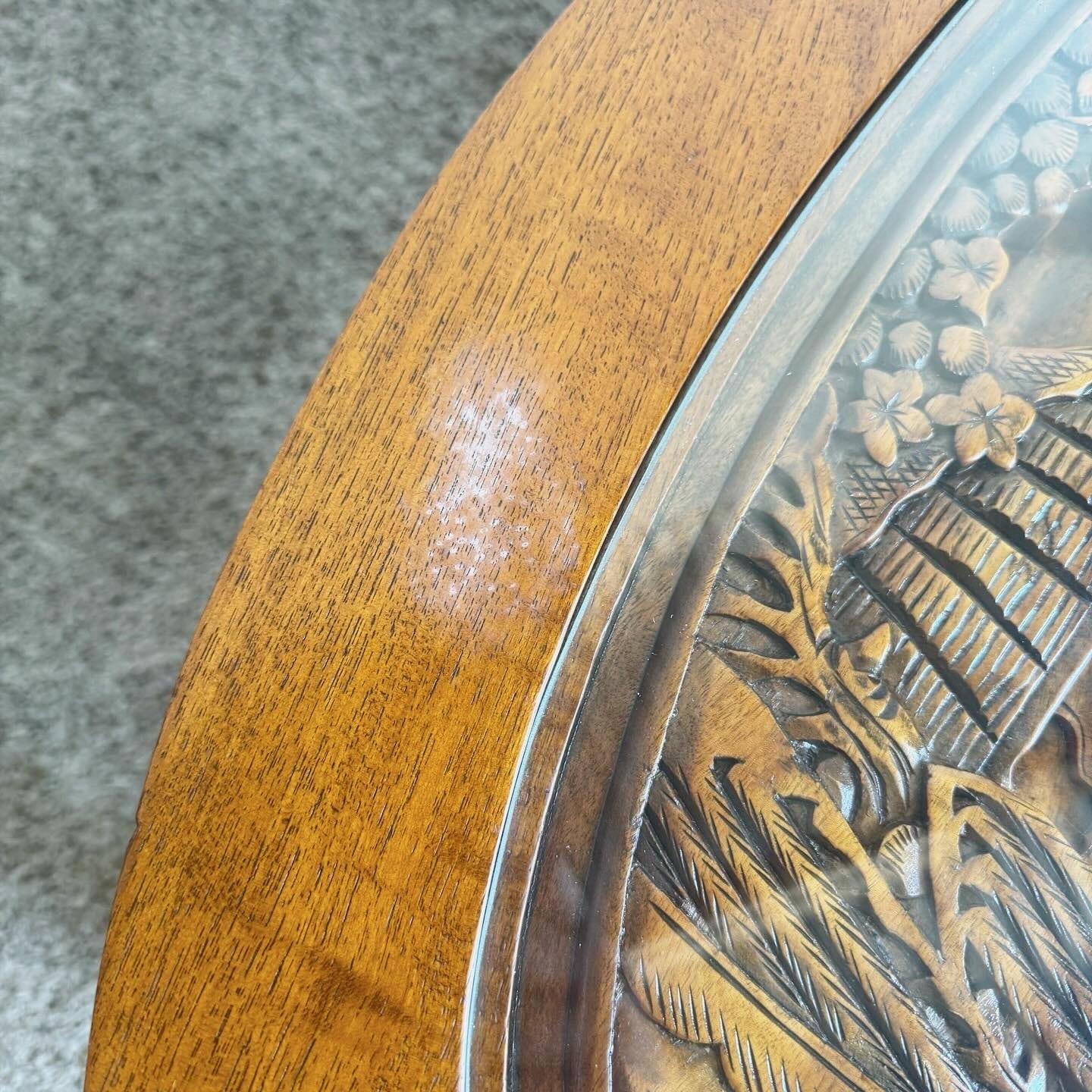 Verre Table basse asiatique en bois sculpté à la main avec incrustation en verre en vente