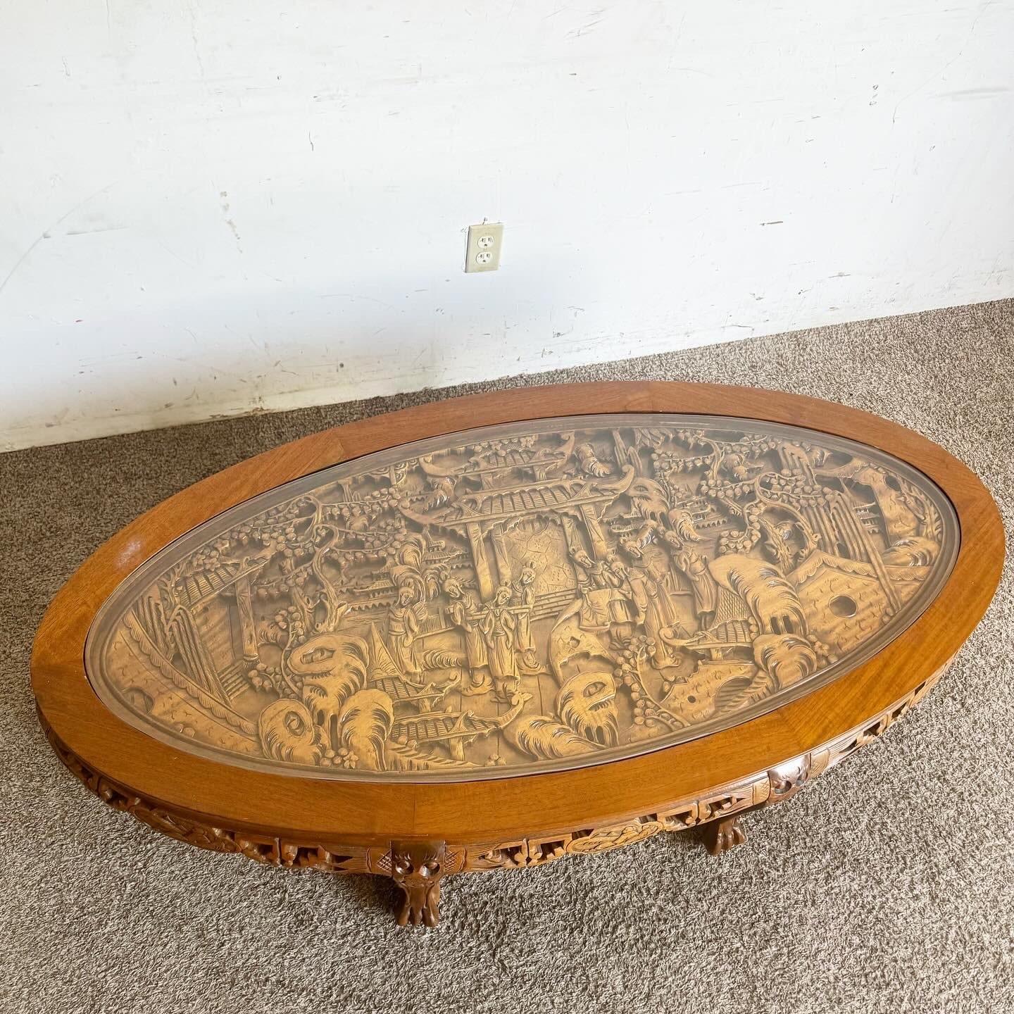 Table basse asiatique en bois sculpté à la main avec incrustation en verre en vente 1